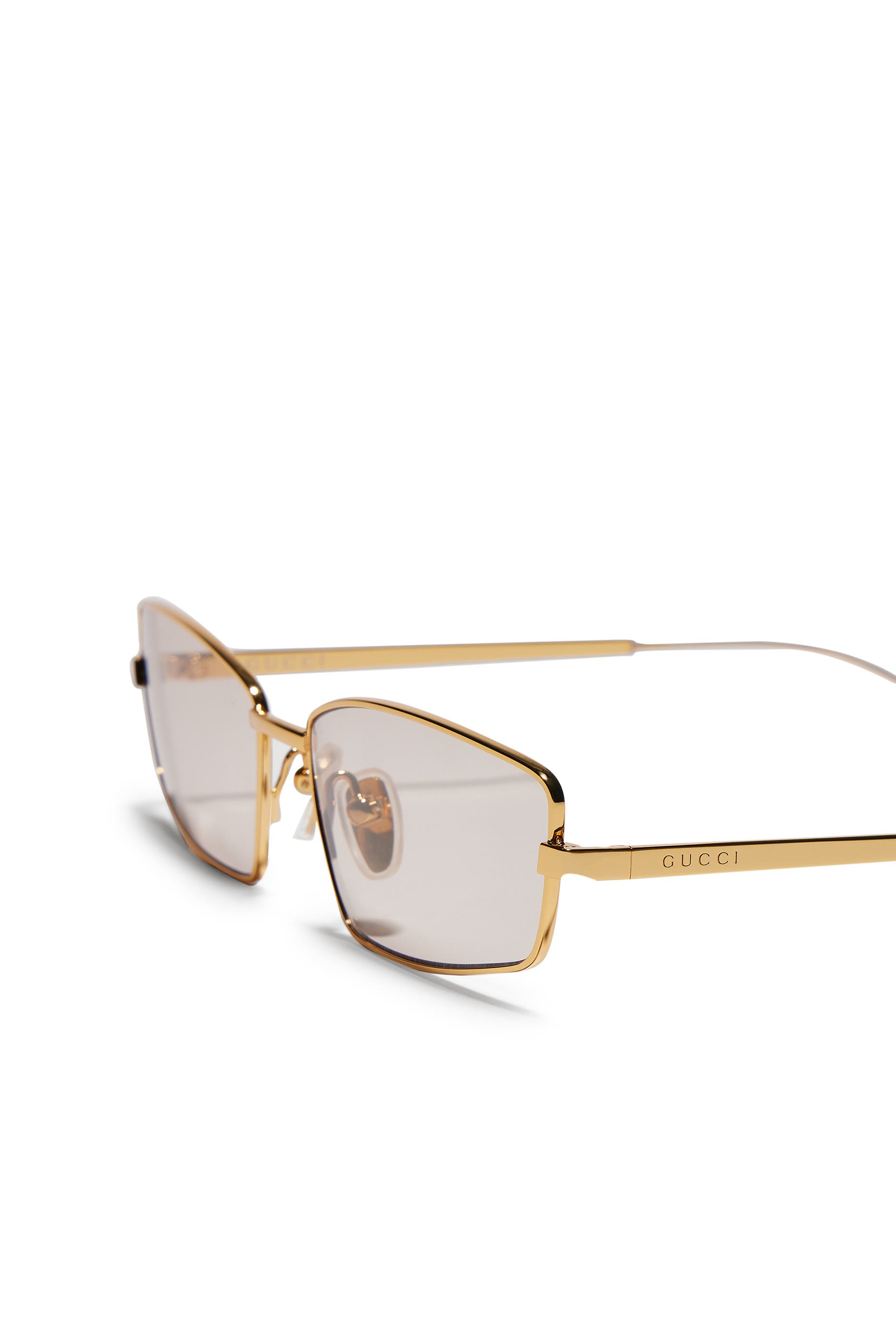 نظارة شمسية بإطار مستطيل وشعار الماركة