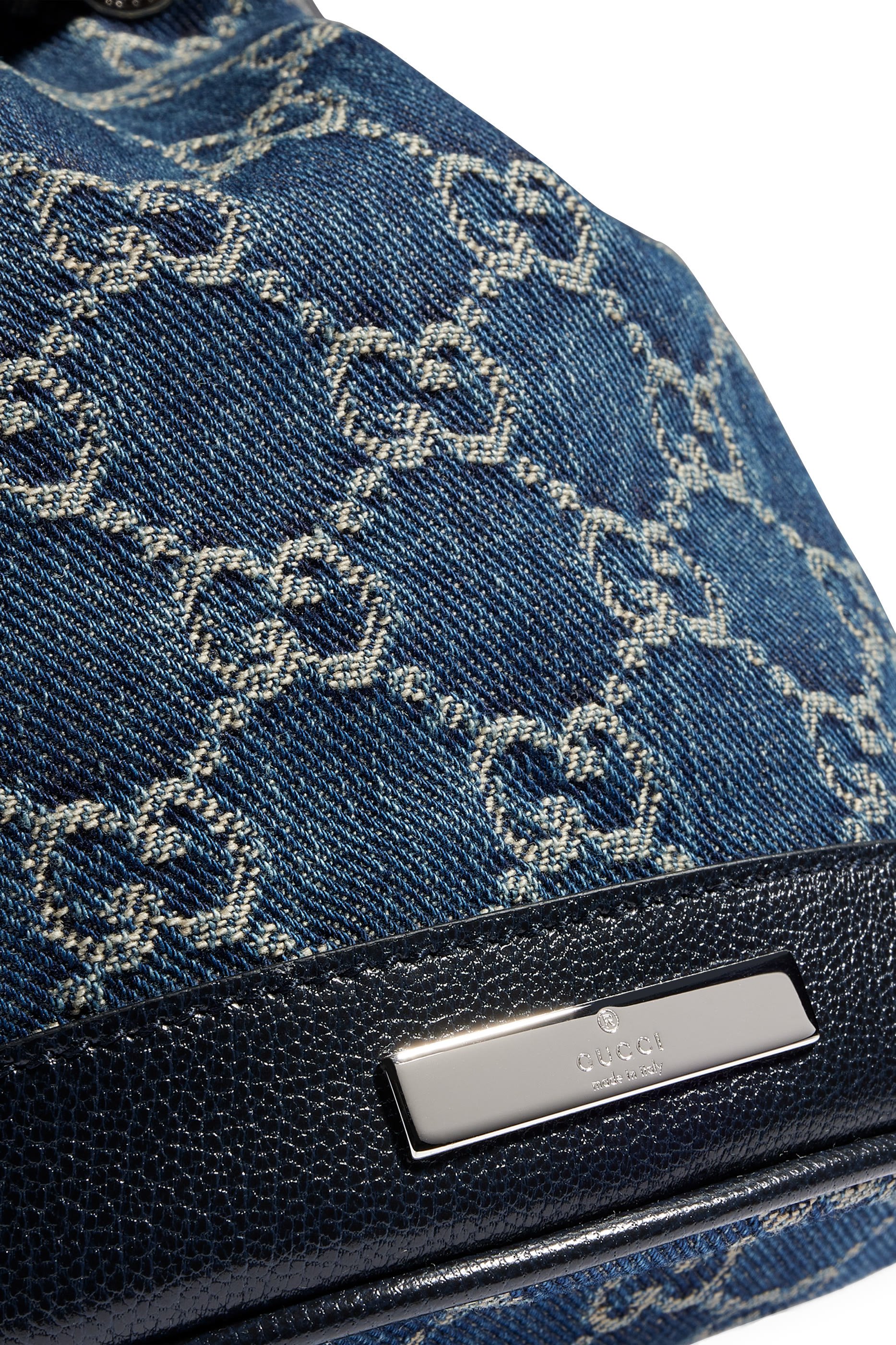 حقيبة باكيت صغيرة بحلية شعار الماركة