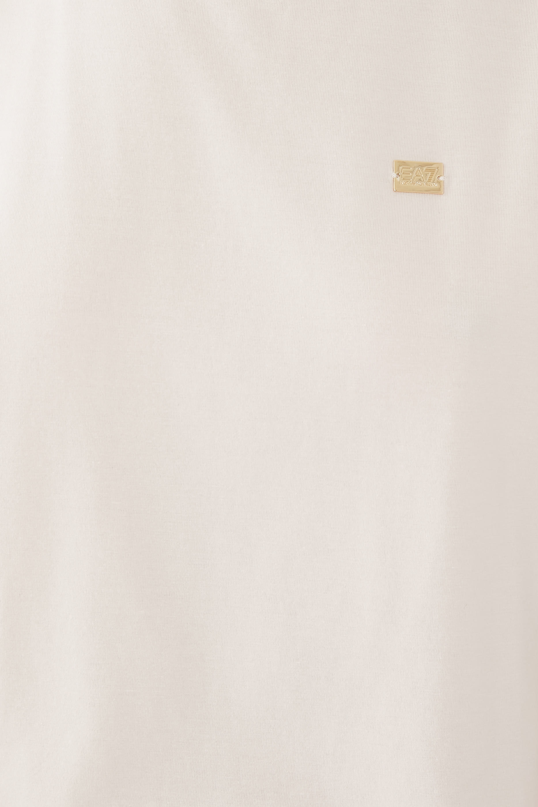 تيشيرت بأكمام قصيرة وشعار الماركة