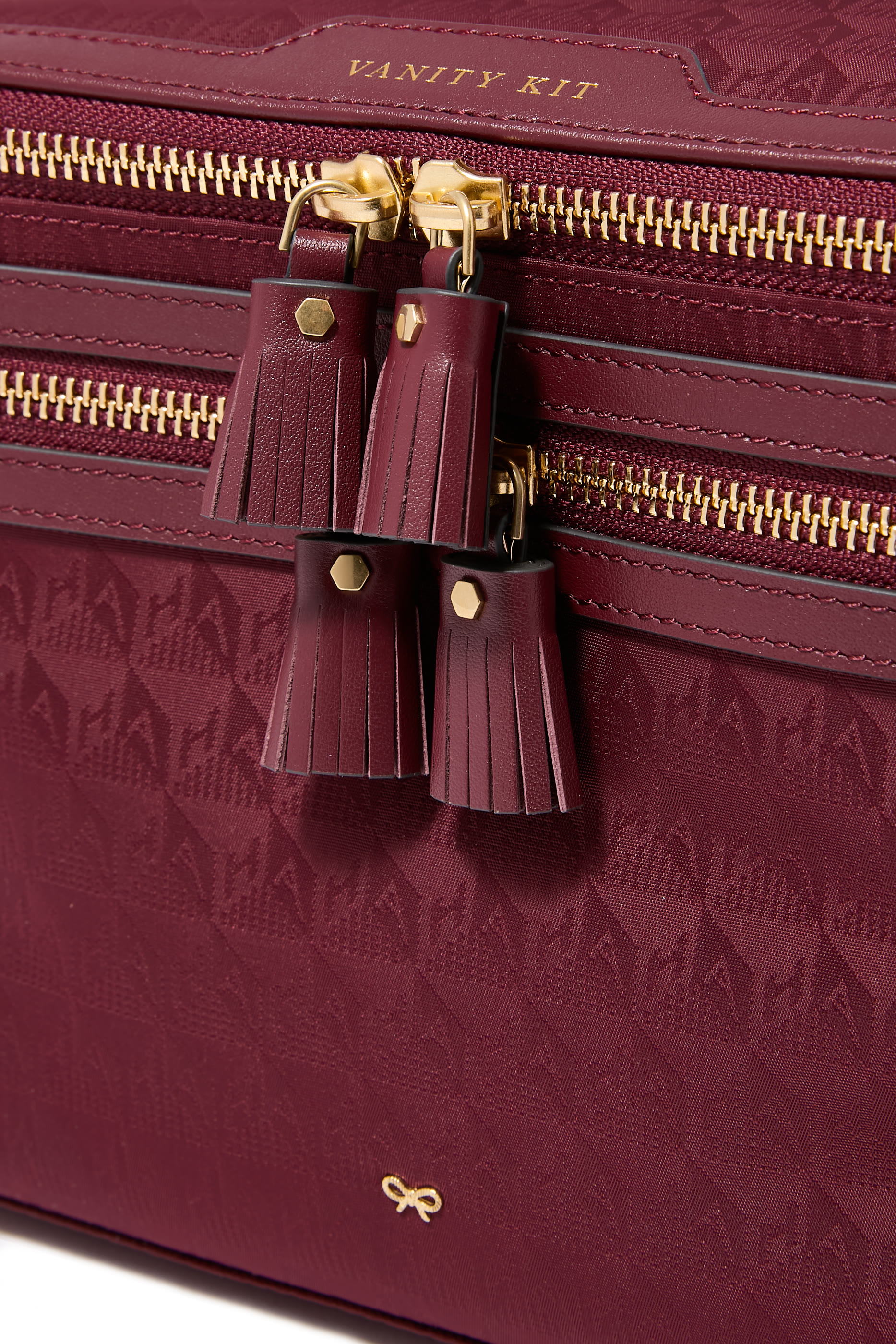 حقيبة مستحضرات تجميل بشعار الماركة