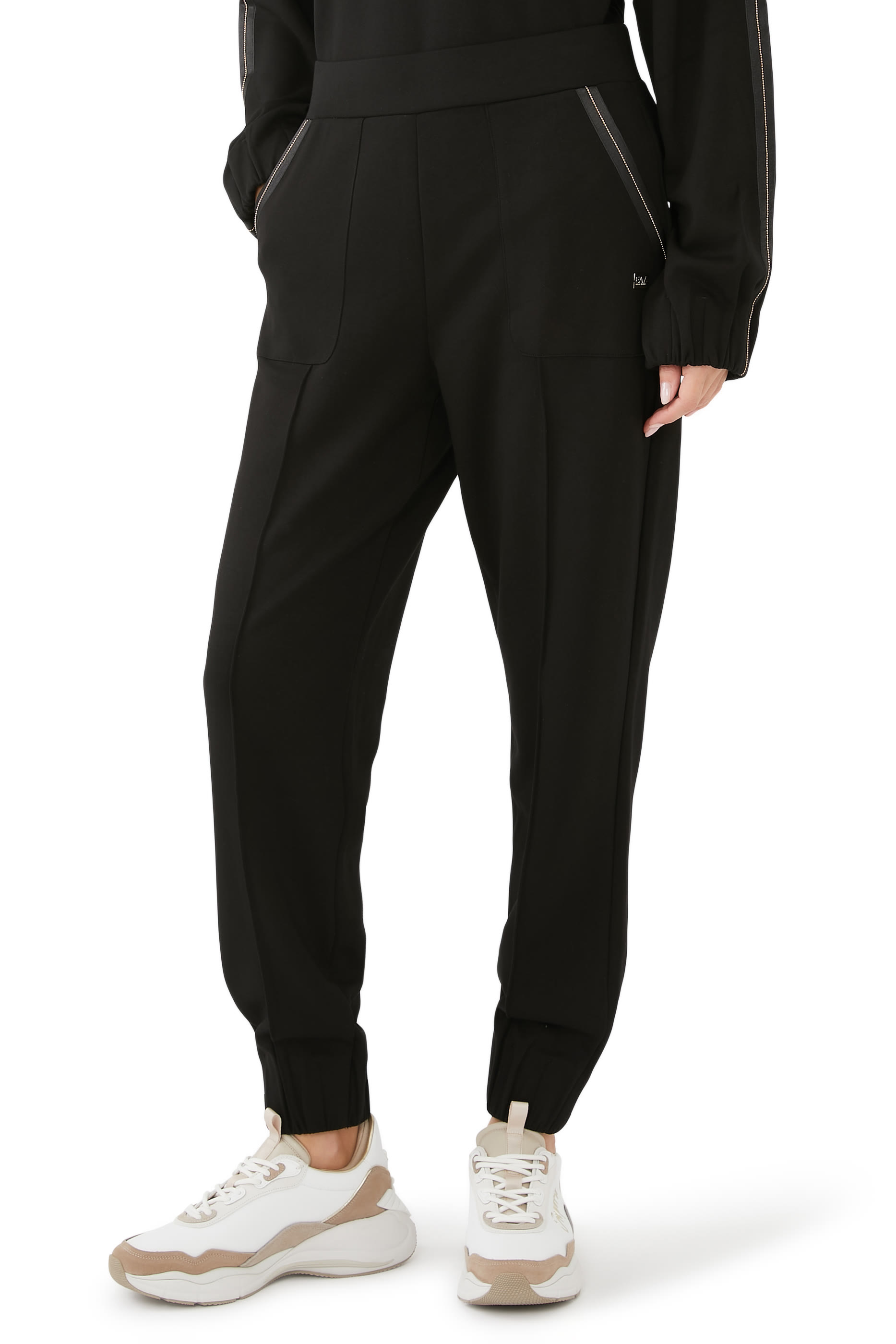 بدلة رياضية بشعار الماركة