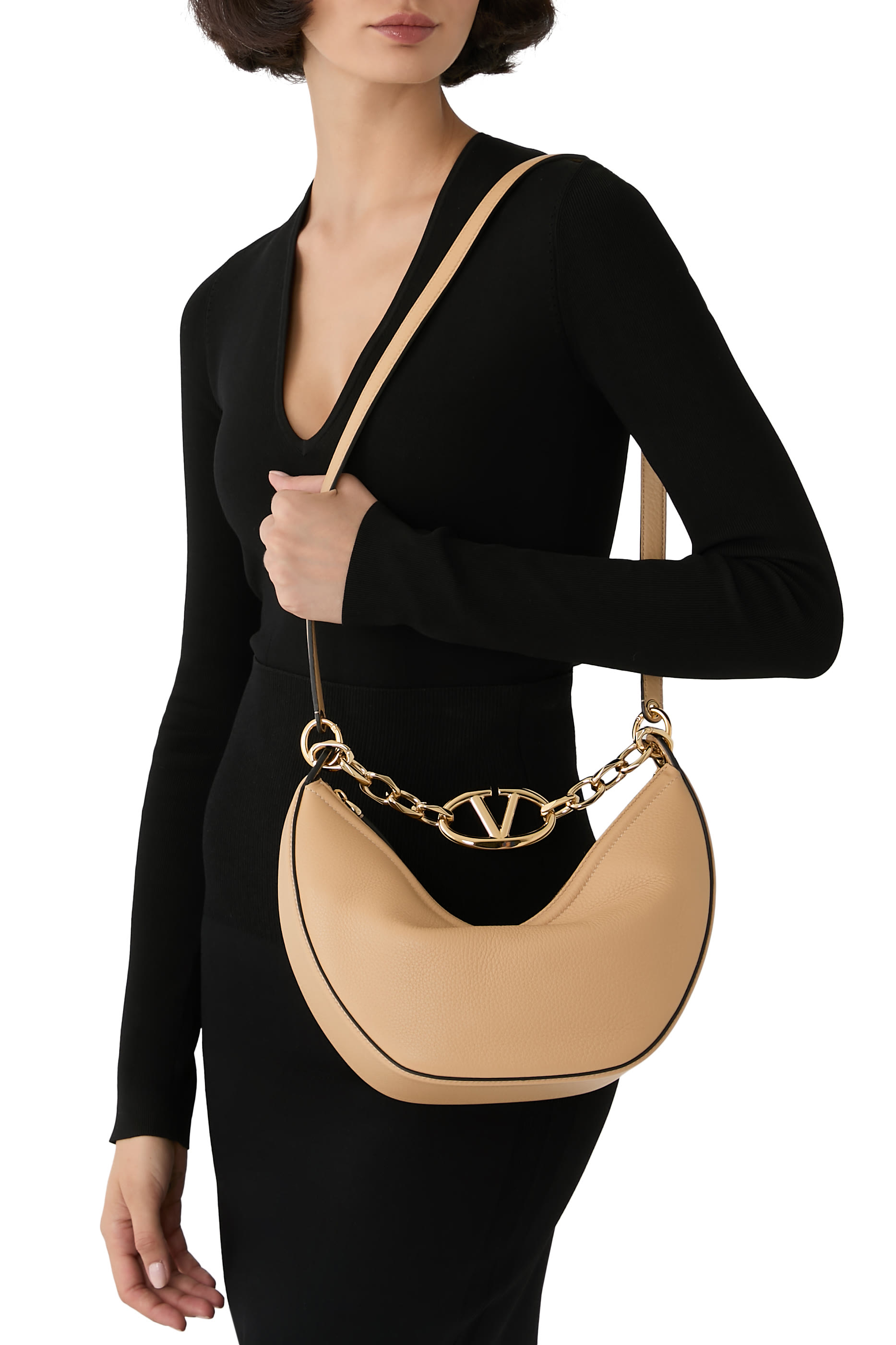 حقيبة هوبو صغيرة بتصميم نصف دائري بحلية شعار V