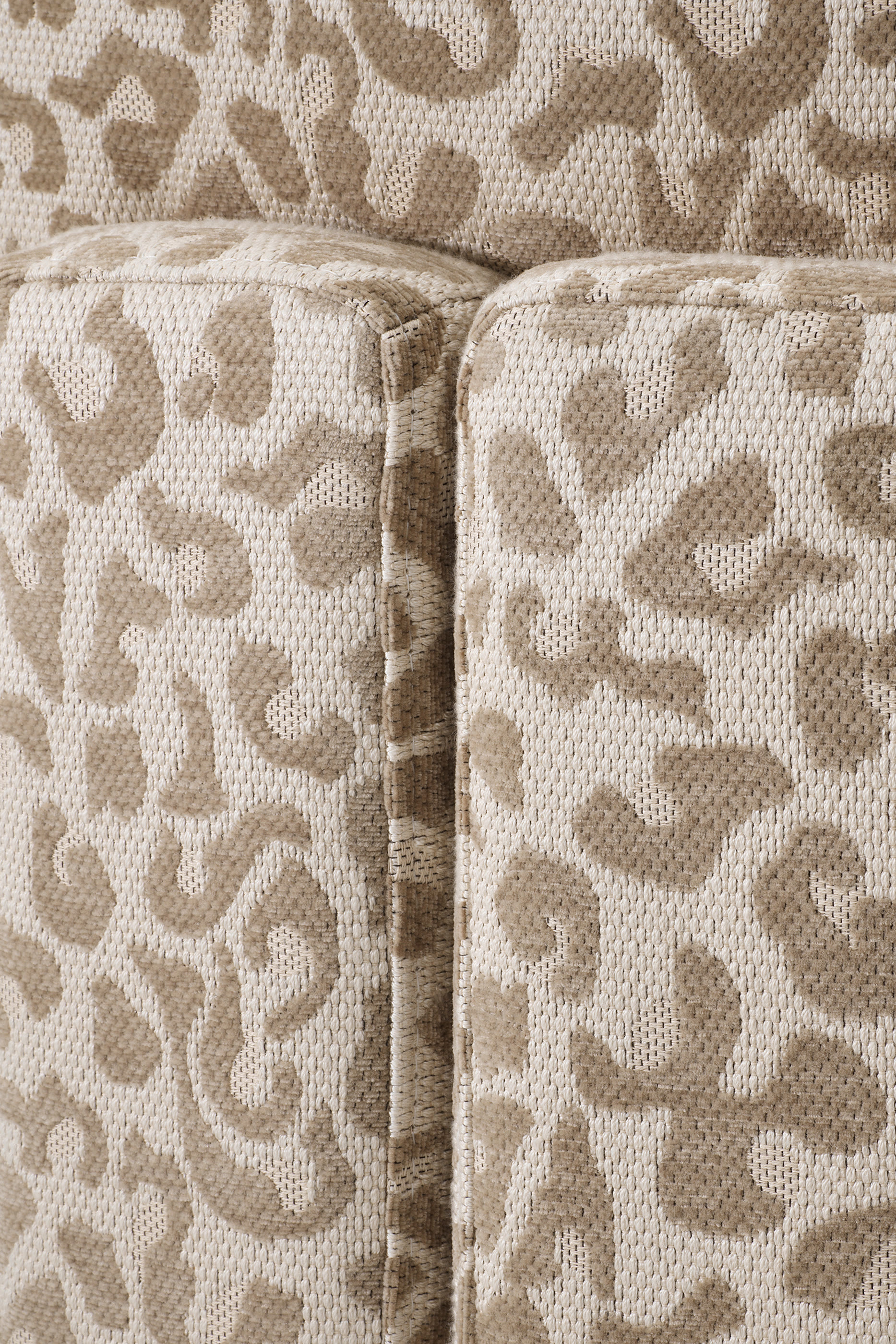 كرسي ام اي تي بمسند للذراعين خشب البندق