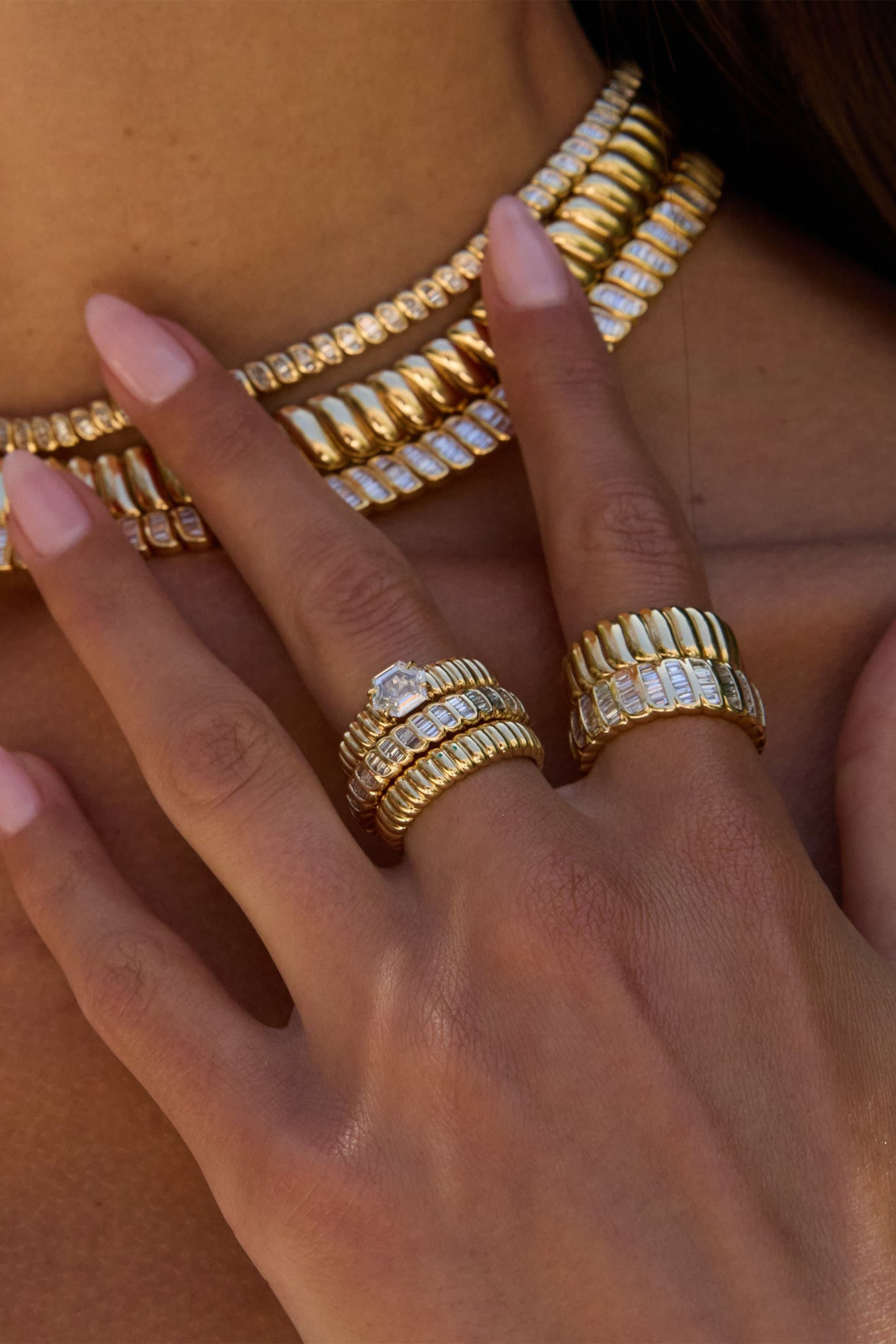 خاتم زوي رفيع مرصع بالماس المستطيل، ذهب أصفر عيار 18