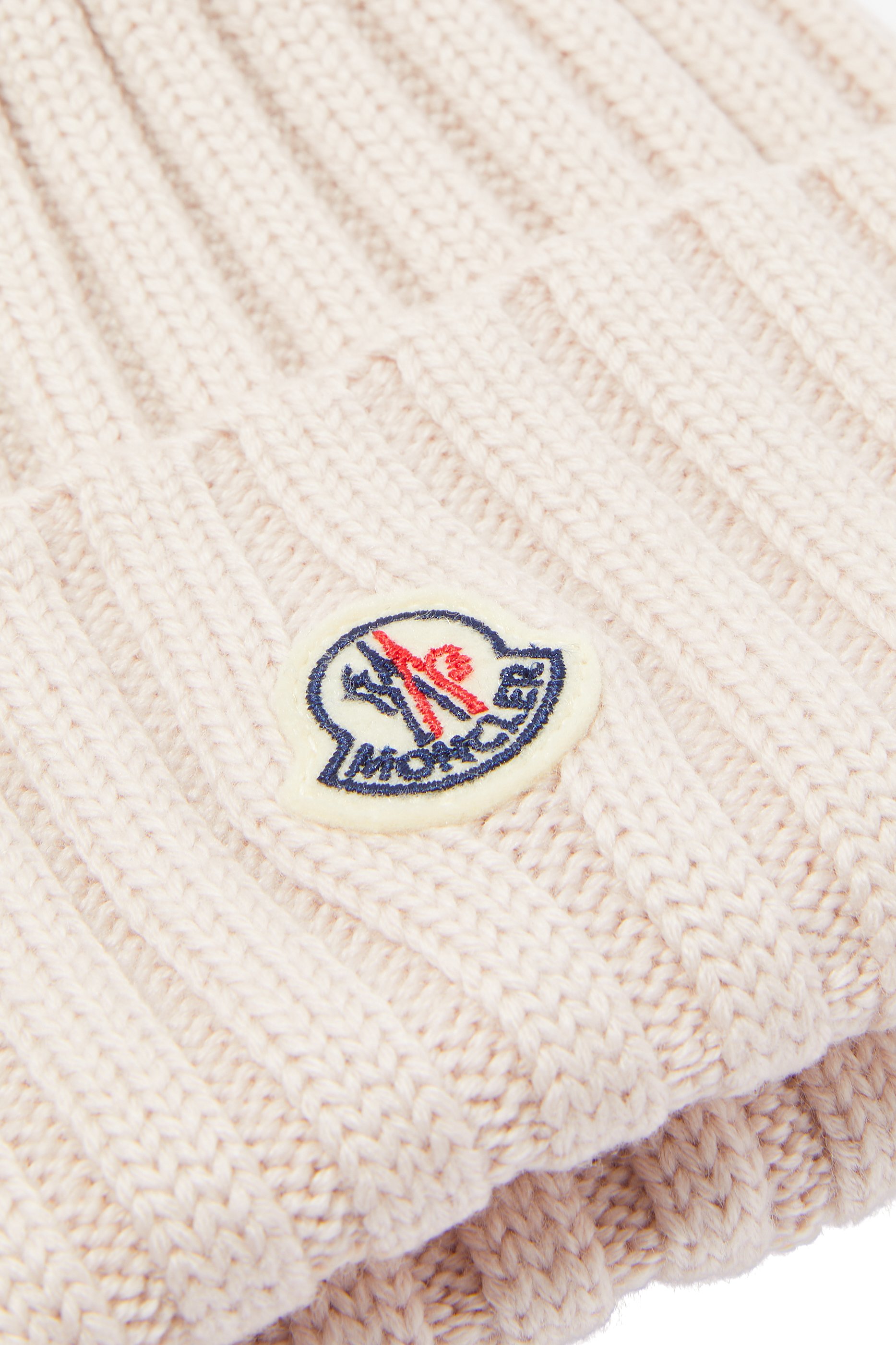 قبعة بيني بزخارف بوم بوم