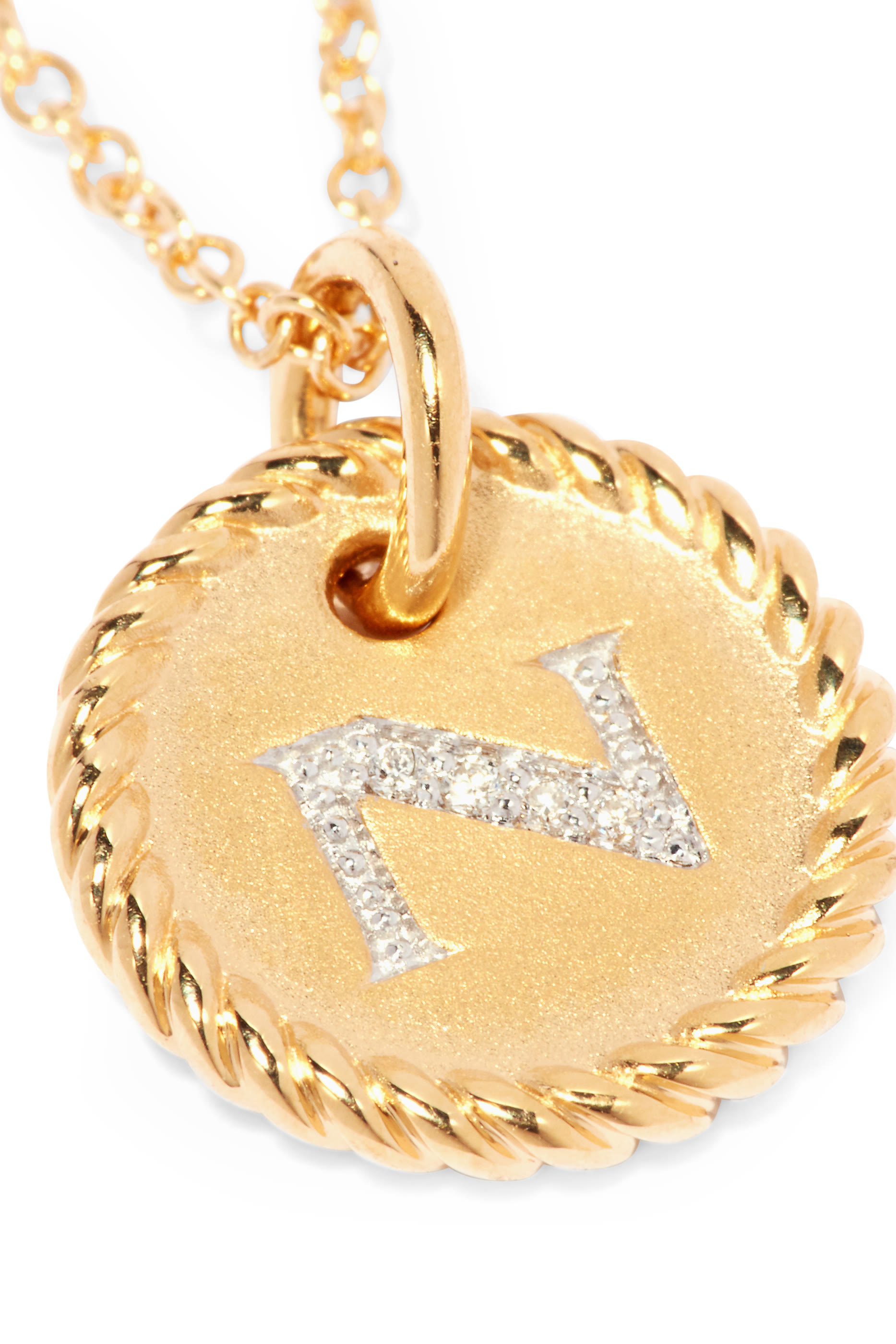 قلادة بدلاية مزينة بحرف