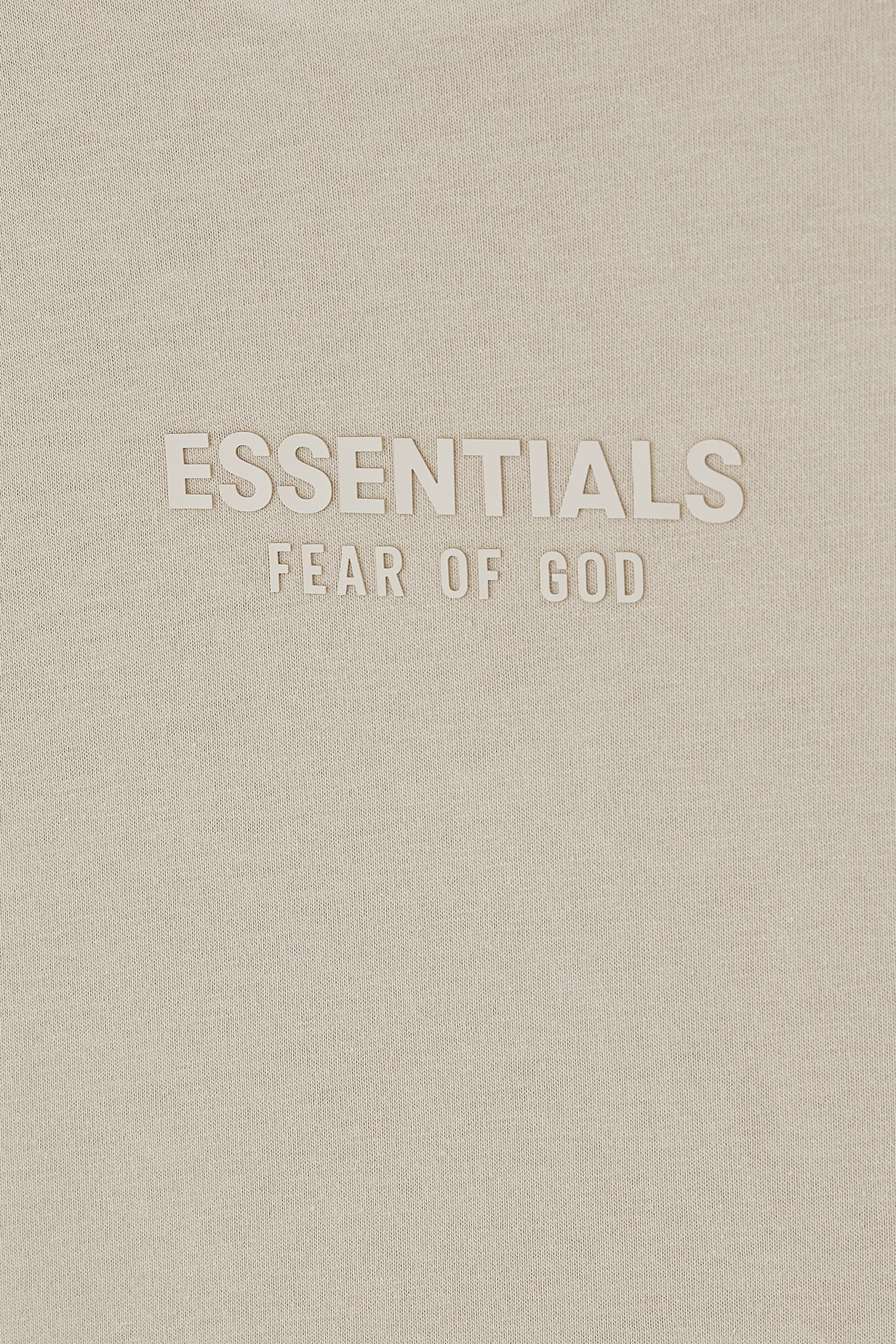 تيشيرت بأكمام قصيرة وشعار الماركة