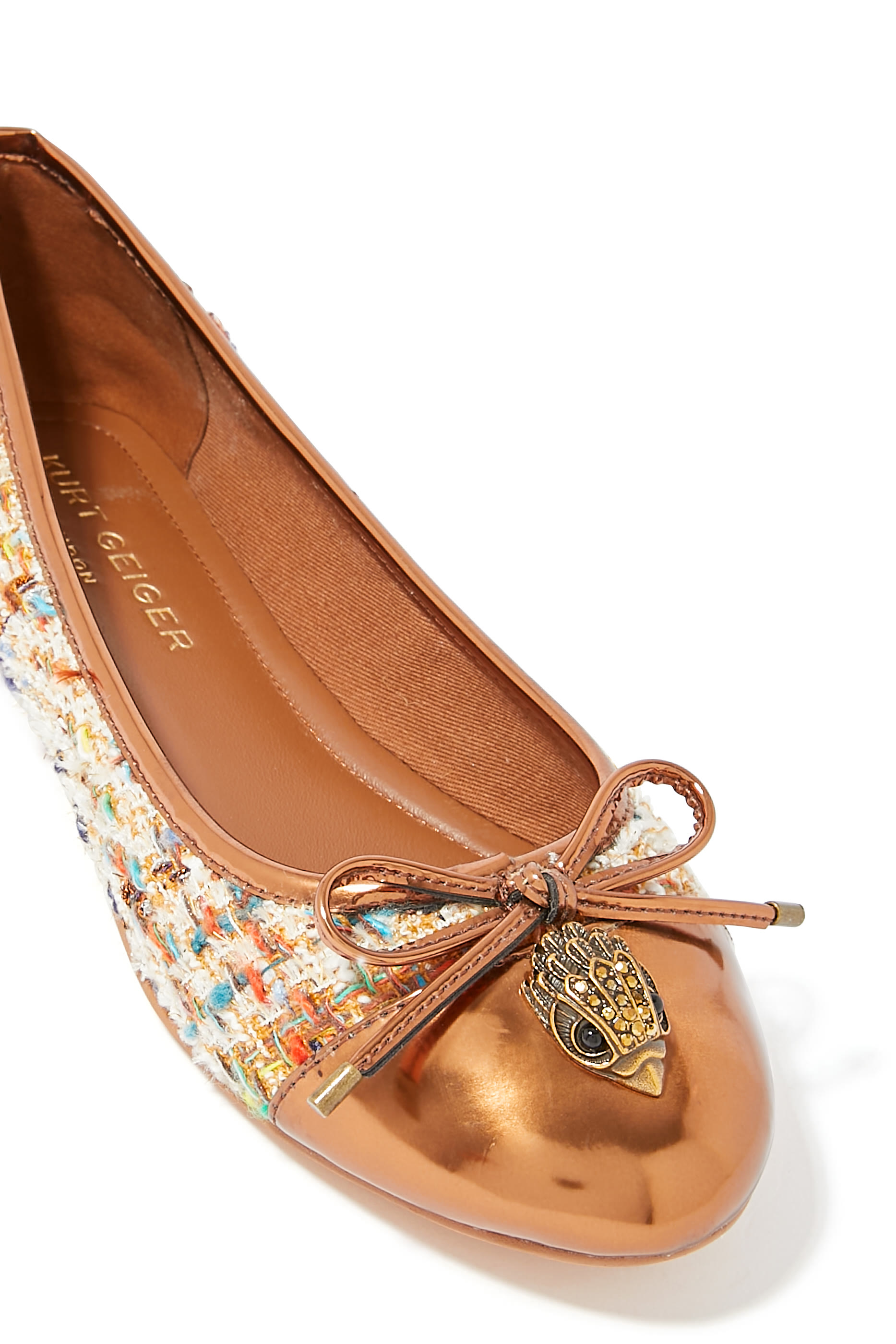 حذاء باليلرينا بحلية رأس النسر