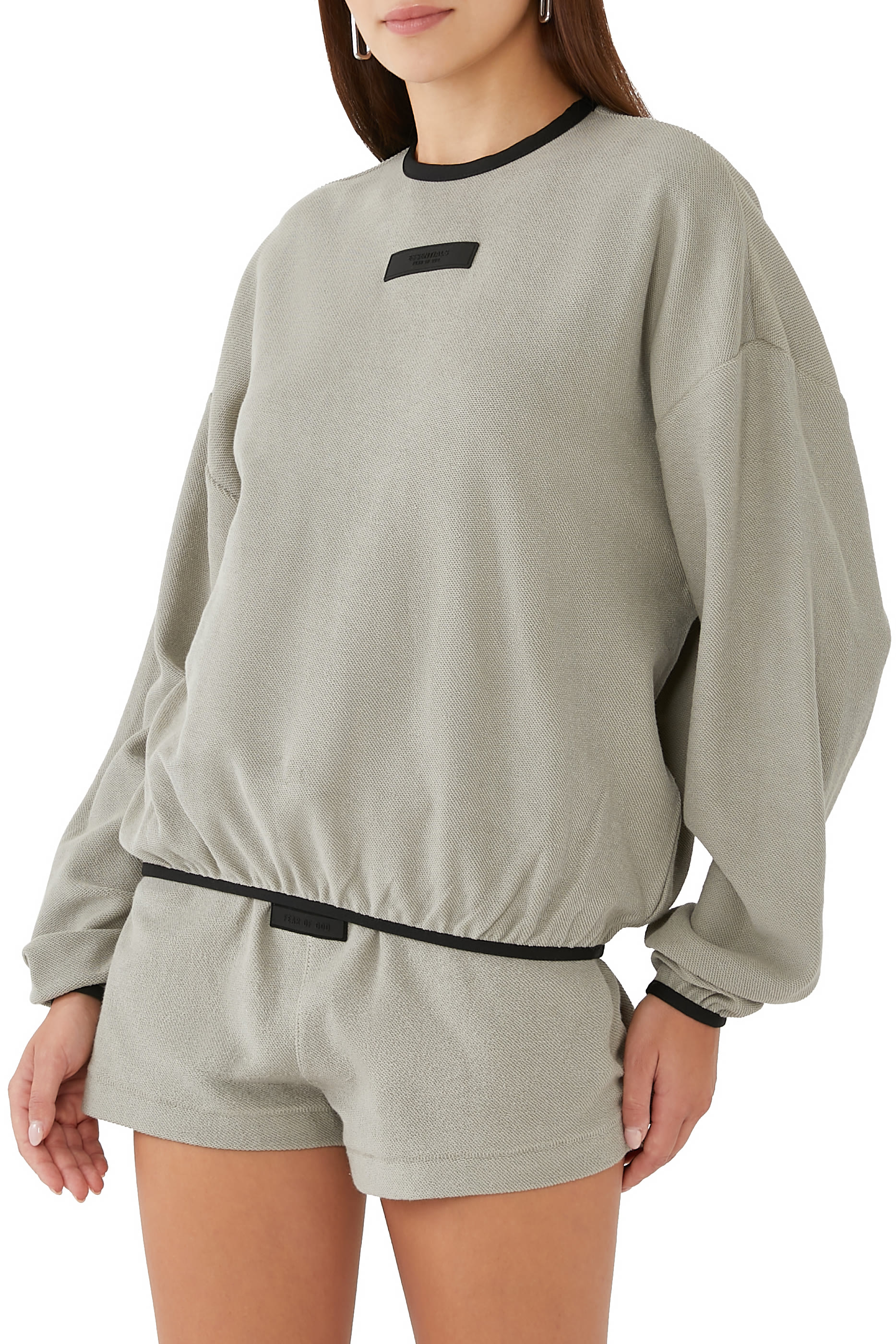 سويت شيرت بياقة ضيقة بشعار الماركة