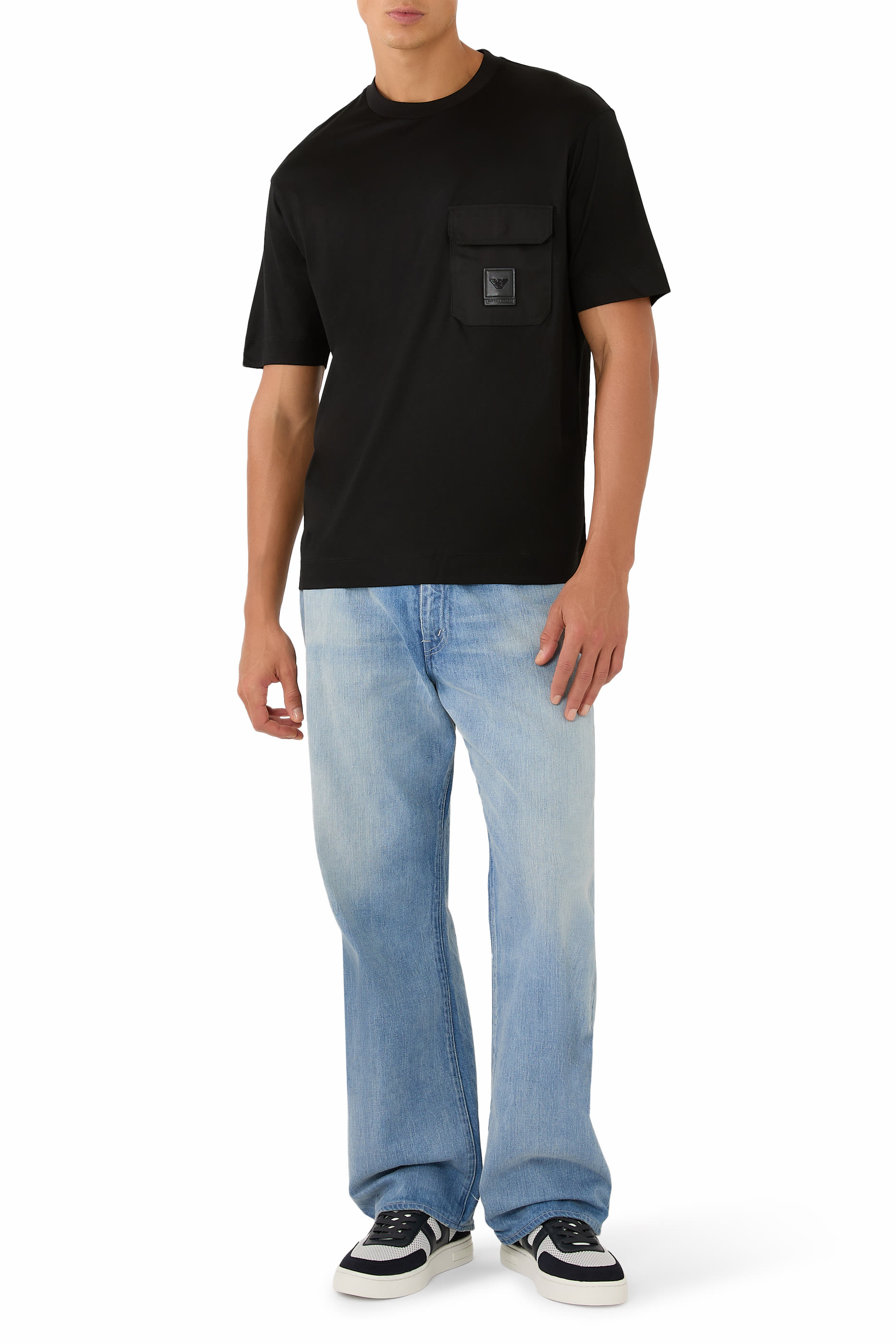 تيشيرت بقصة عادية وجيب خارجي بشعار الماركة