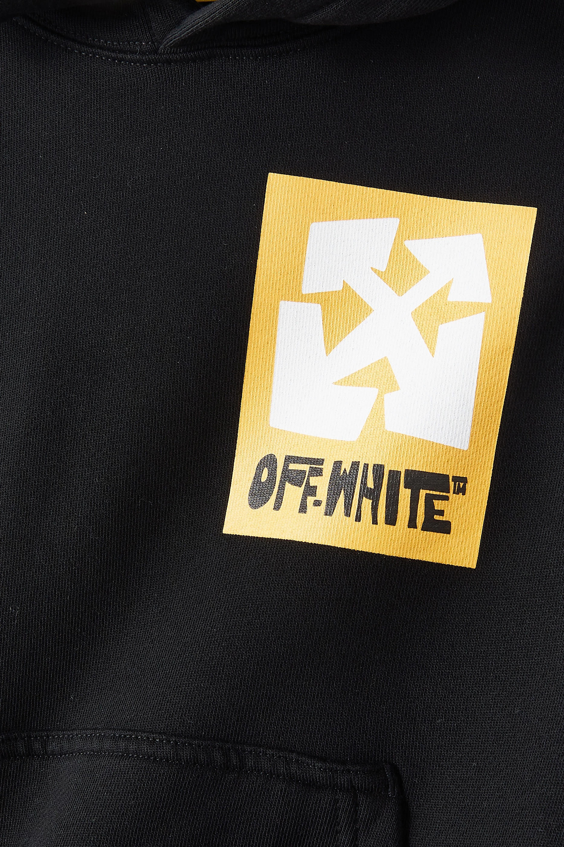 هودي بملصق كبير بشعار الماركة