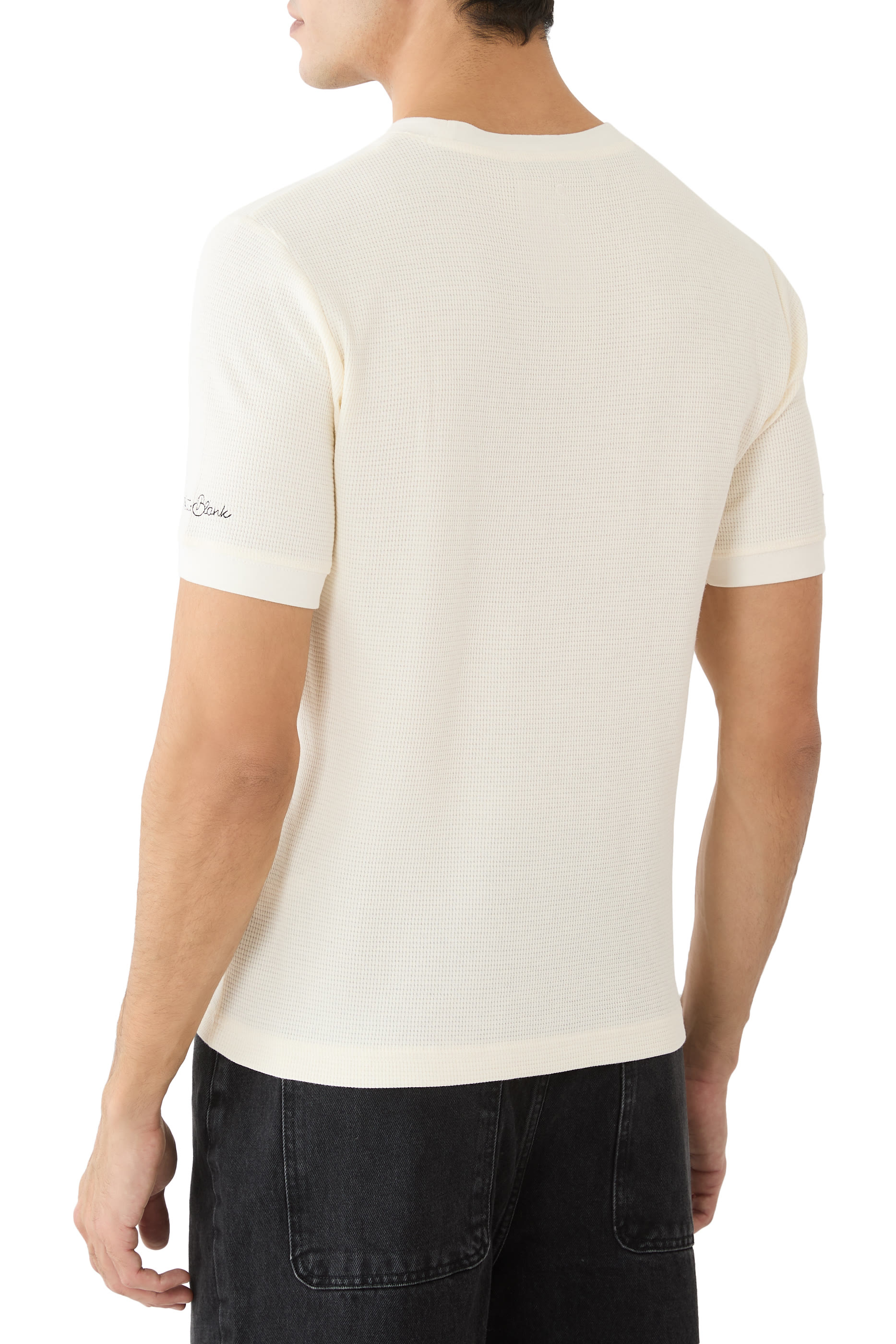 تيشيرت بقصة ضيقة وشعار الماركة