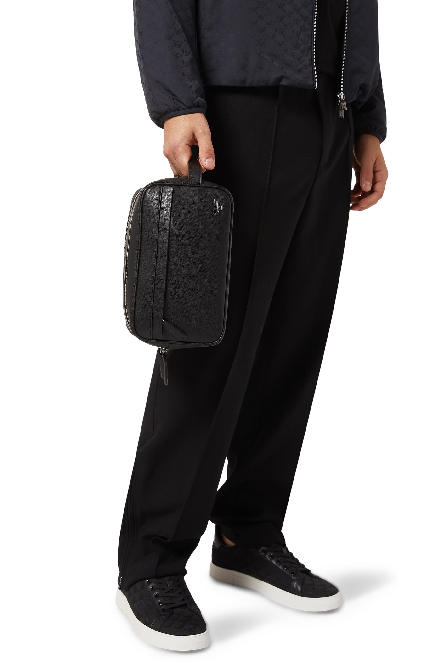 حقيبة مستحضرات العناية الشخصية بسحّاب وشعار الماركة جلد