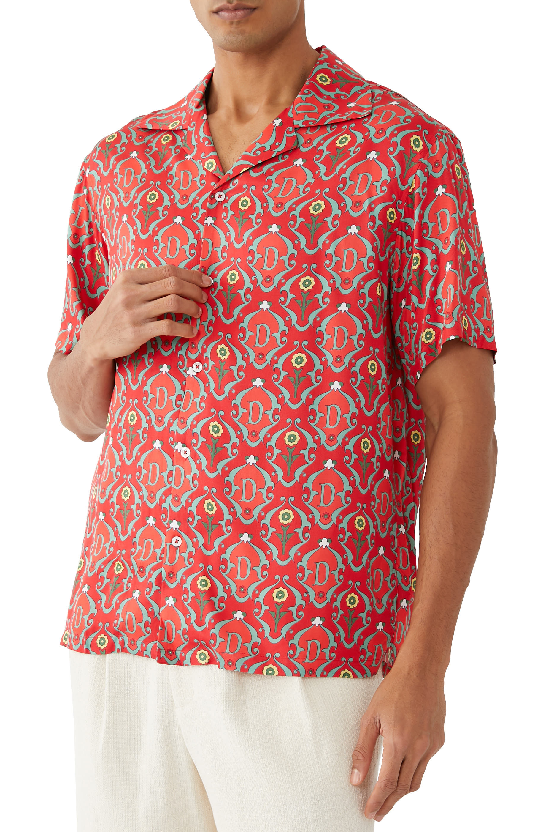 قميص بأكمام قصيرة وطبعات