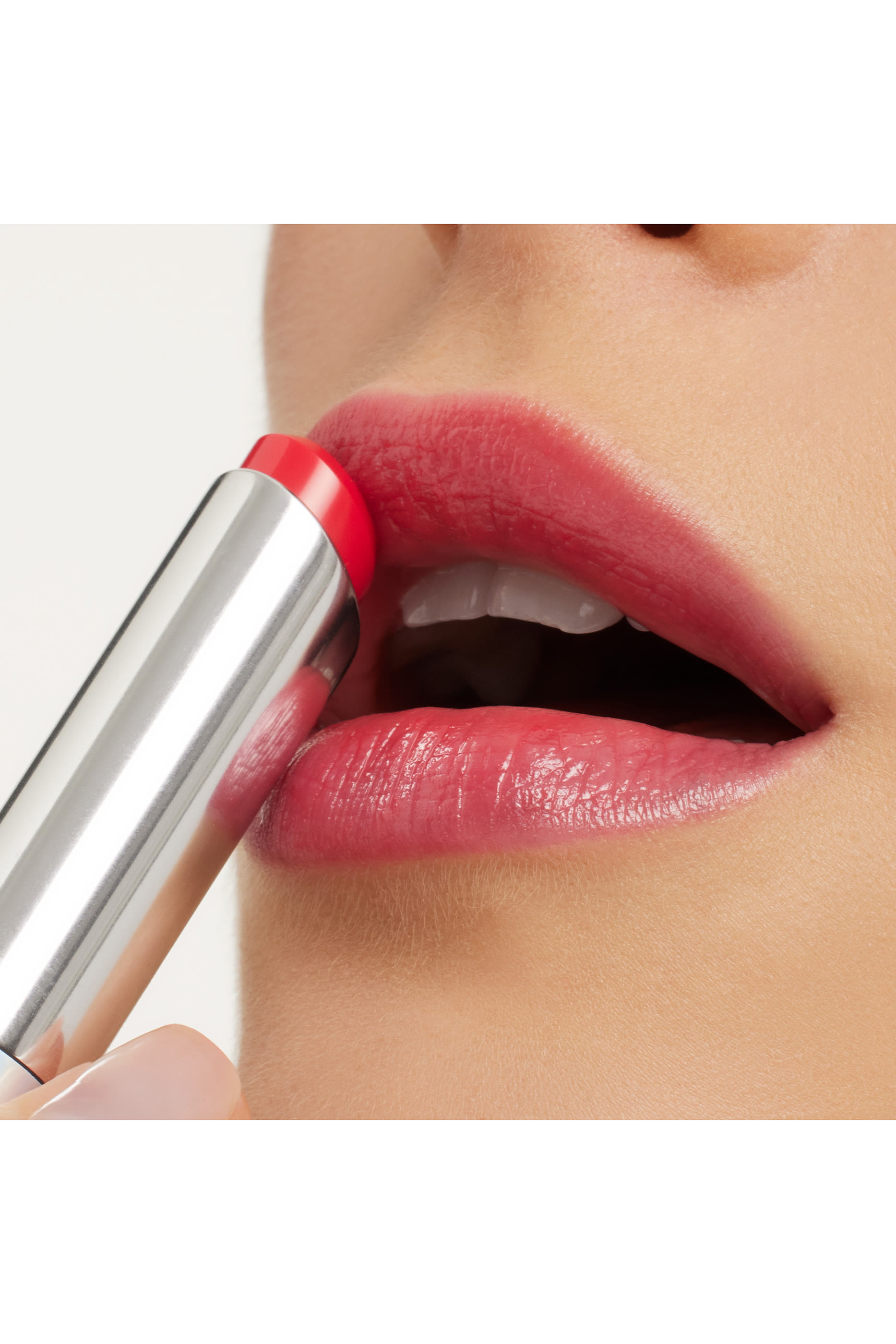 مرطب شفاه جلو بلاي