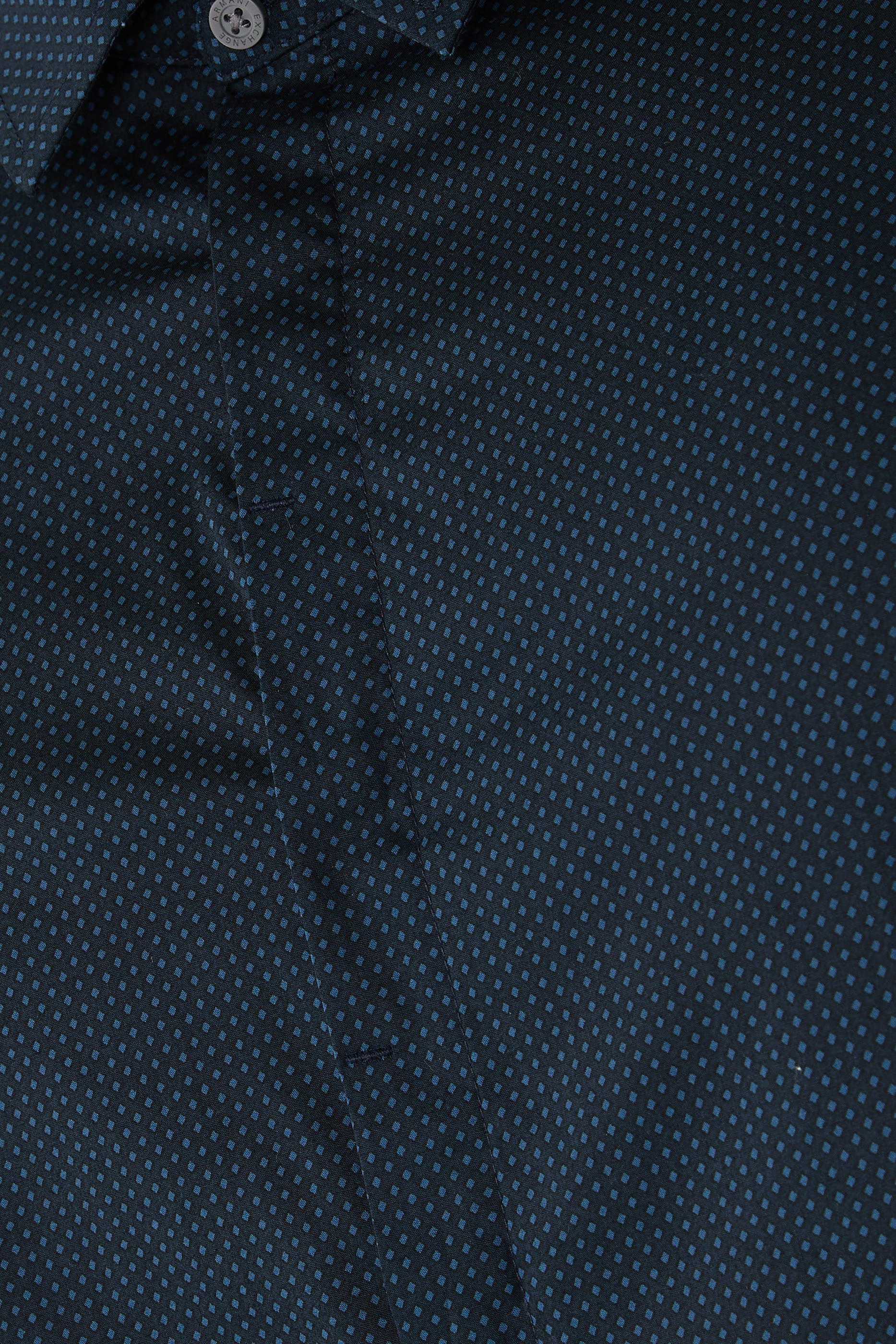 قميص بقصة ضيقة بأكمام قصيرة