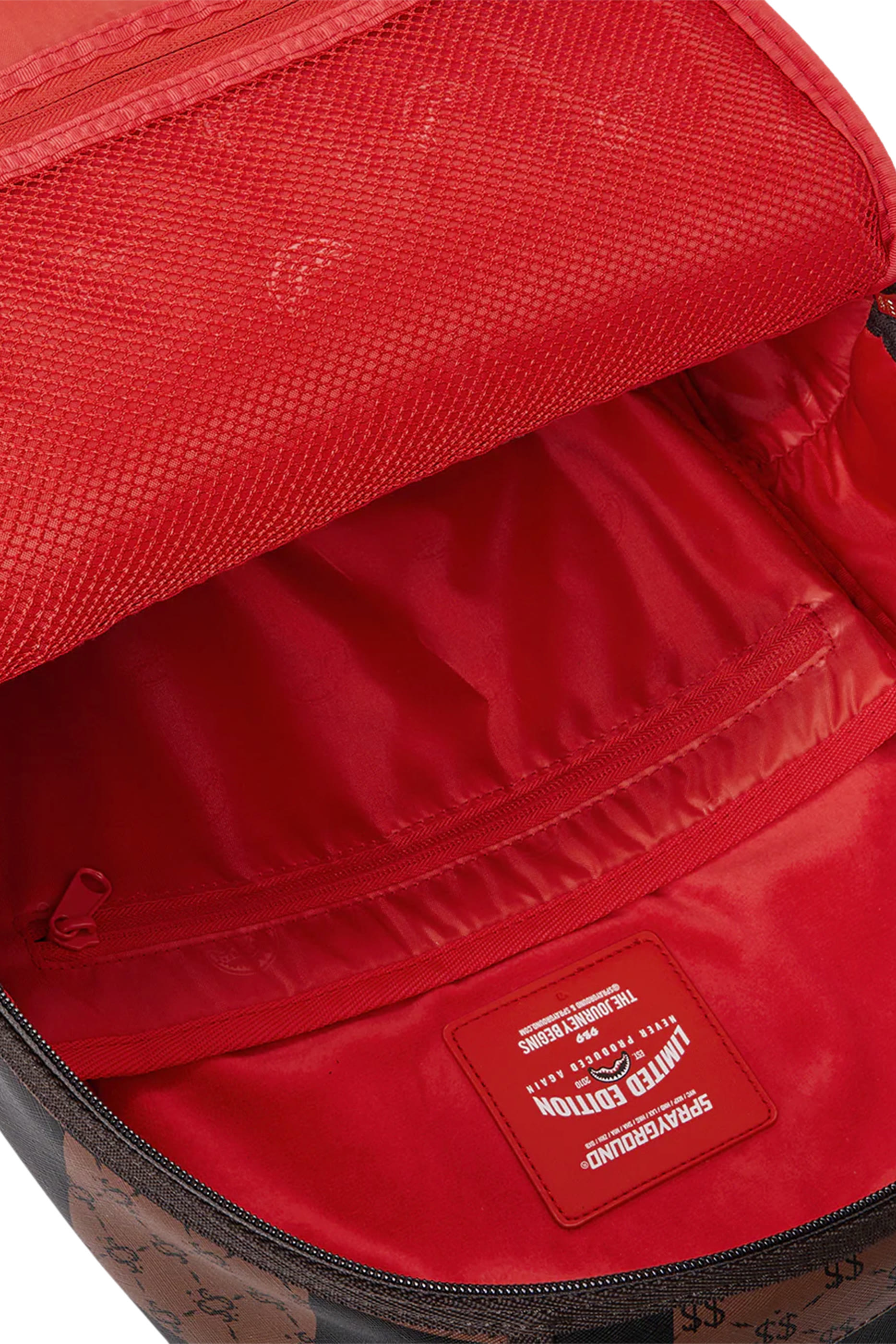 حقيبة ظهر بشعار الماركة ونقشة مربعات بحجم كبير للأطفال