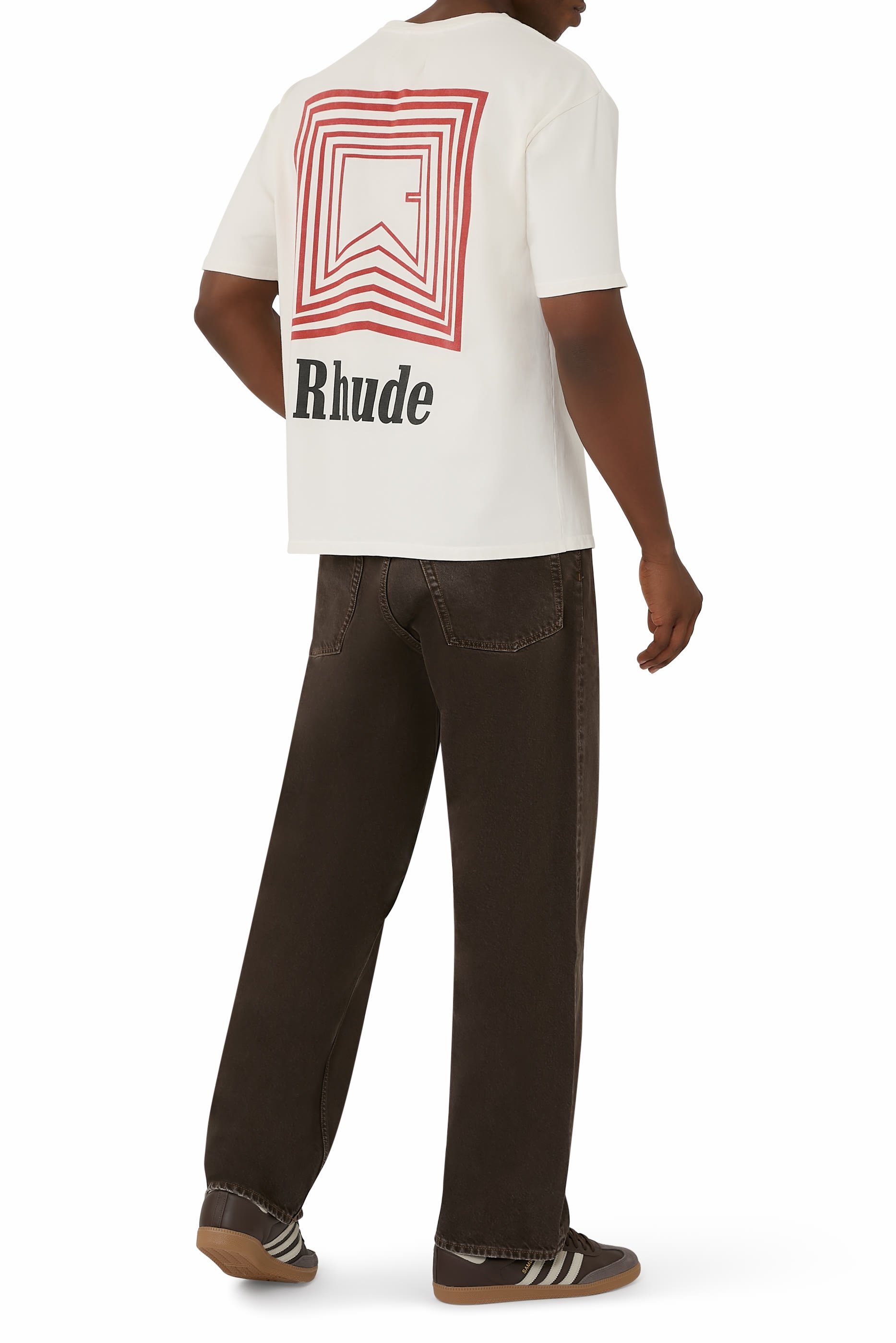 تيشيرت بنقشة مكررة بشعار الماركة وخطوط متعرجة