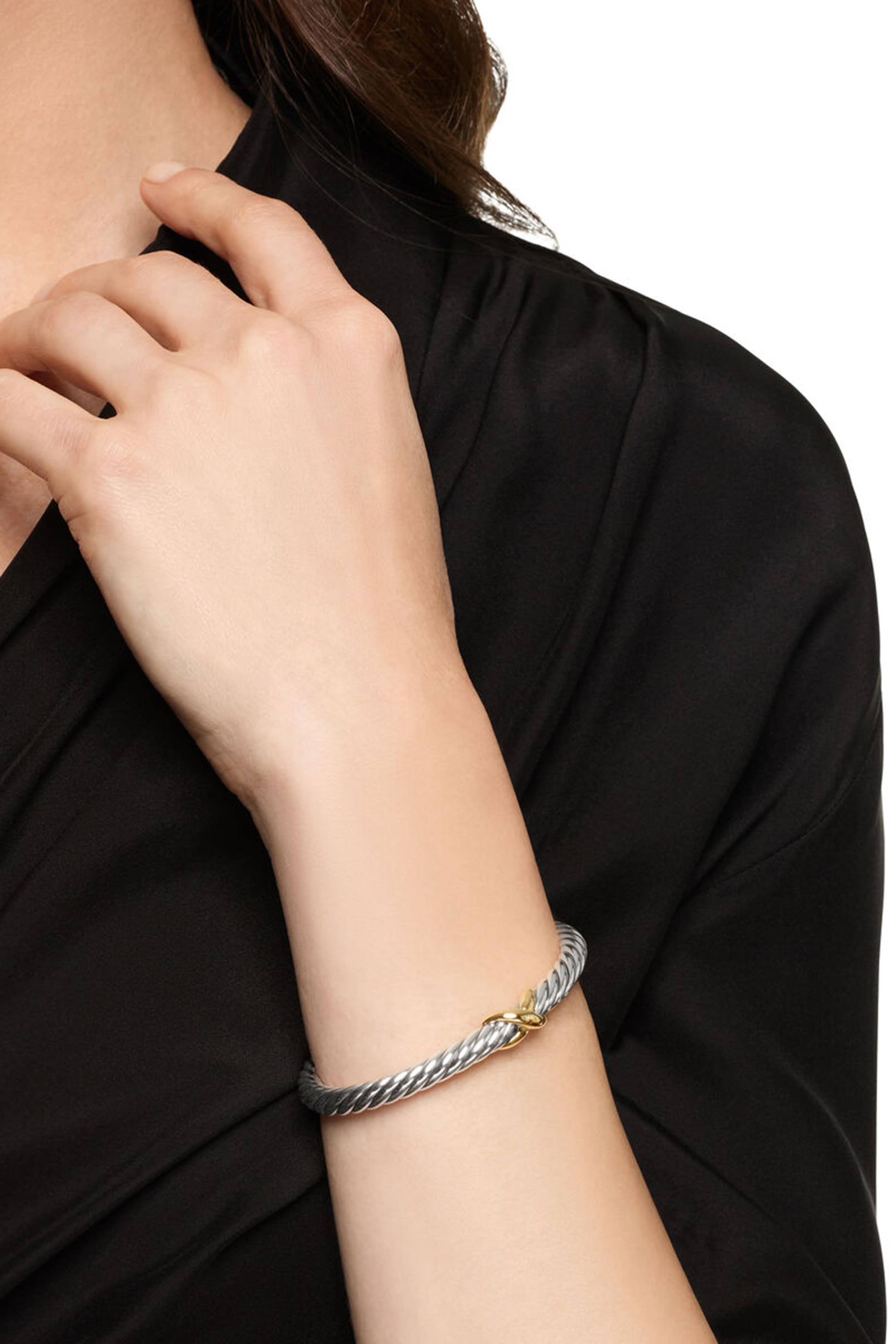 سوار بتصميم مجدول مرن وحلية على شكل حرف X، فضة إسترلينية وذهب أصفر عيار 14