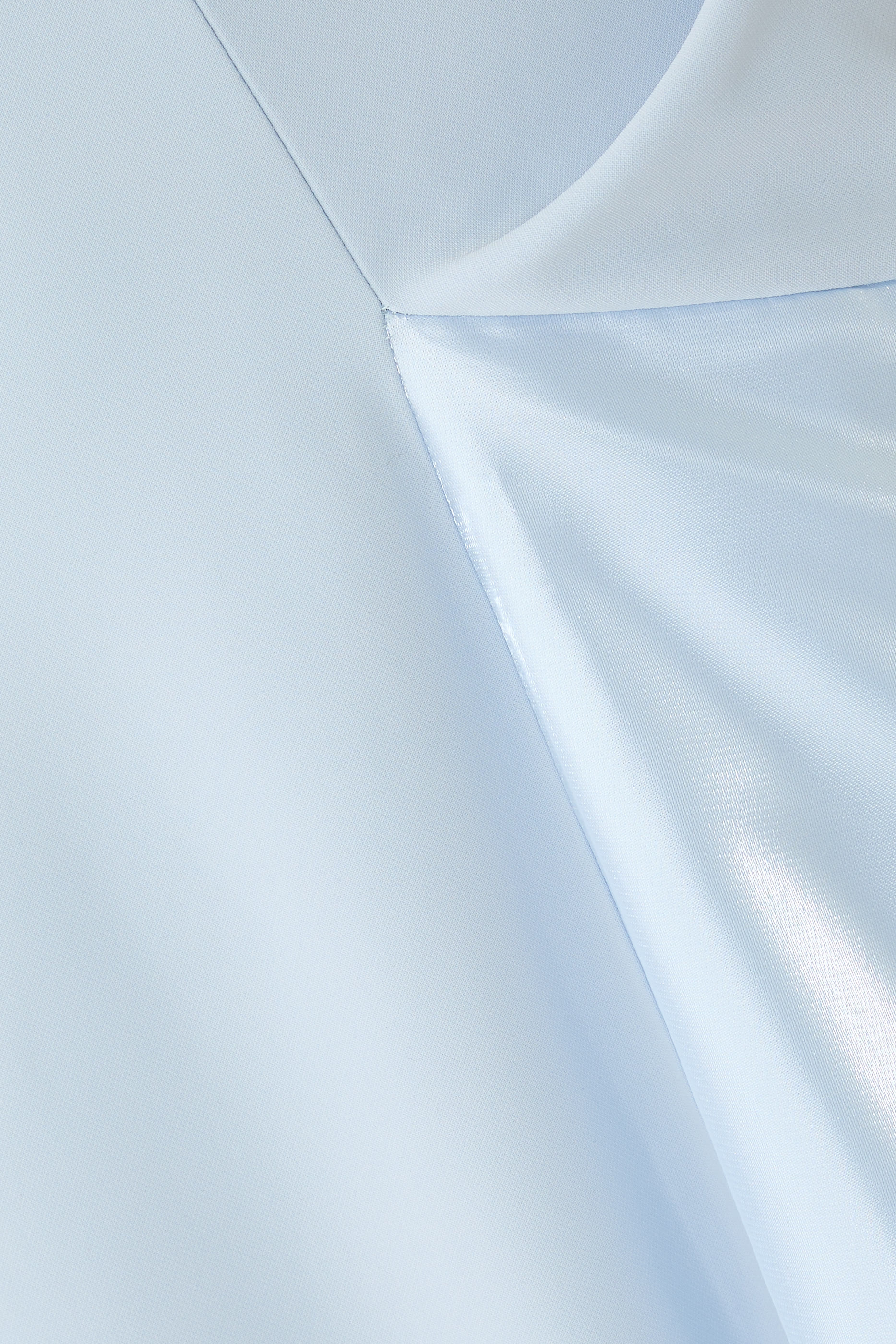 فستان سهرة بقصة واسعة بلا حمالات