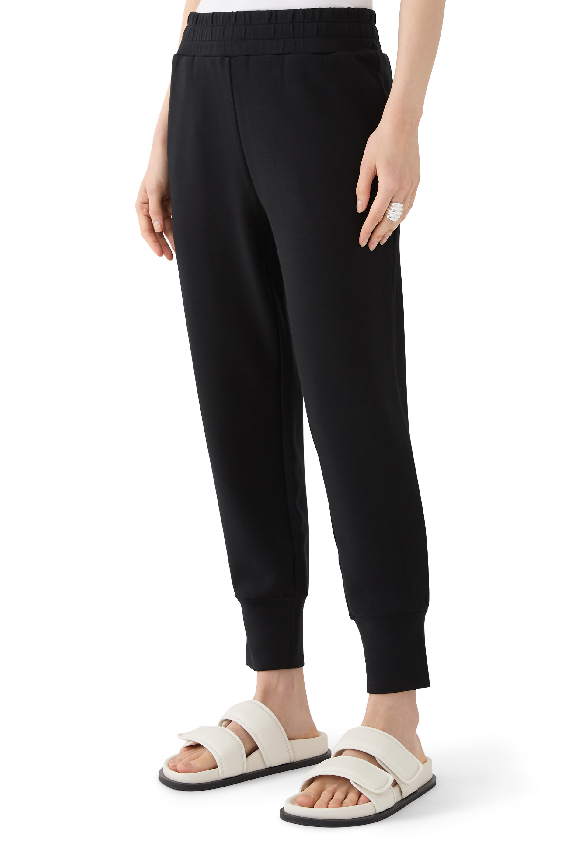 بنطال بأساور كاحل ضيقة