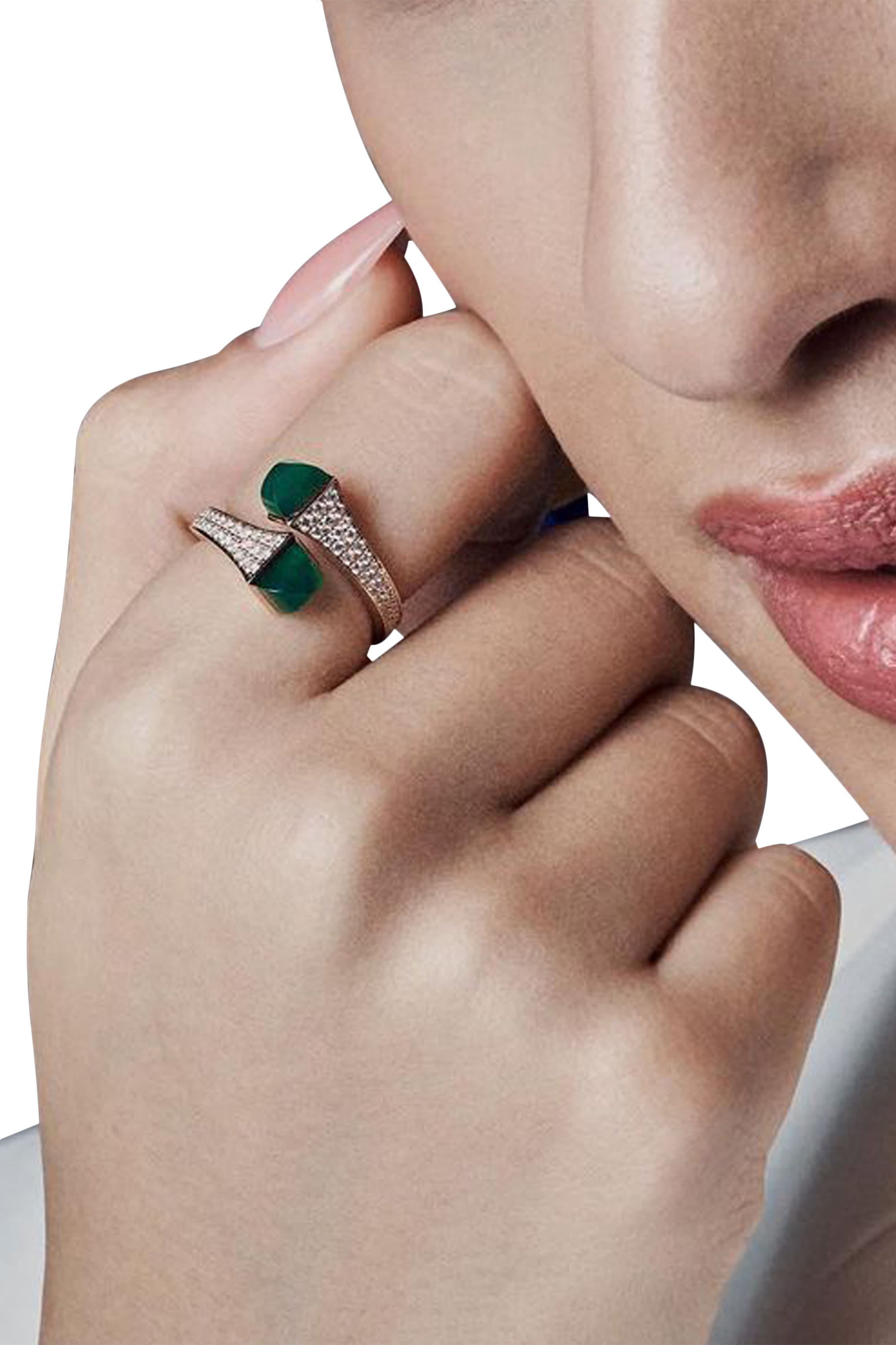 خاتم كليو متوسط مرصع بالماس والعقيق الأخضر ذهب أخضر عيار 18&rlm;