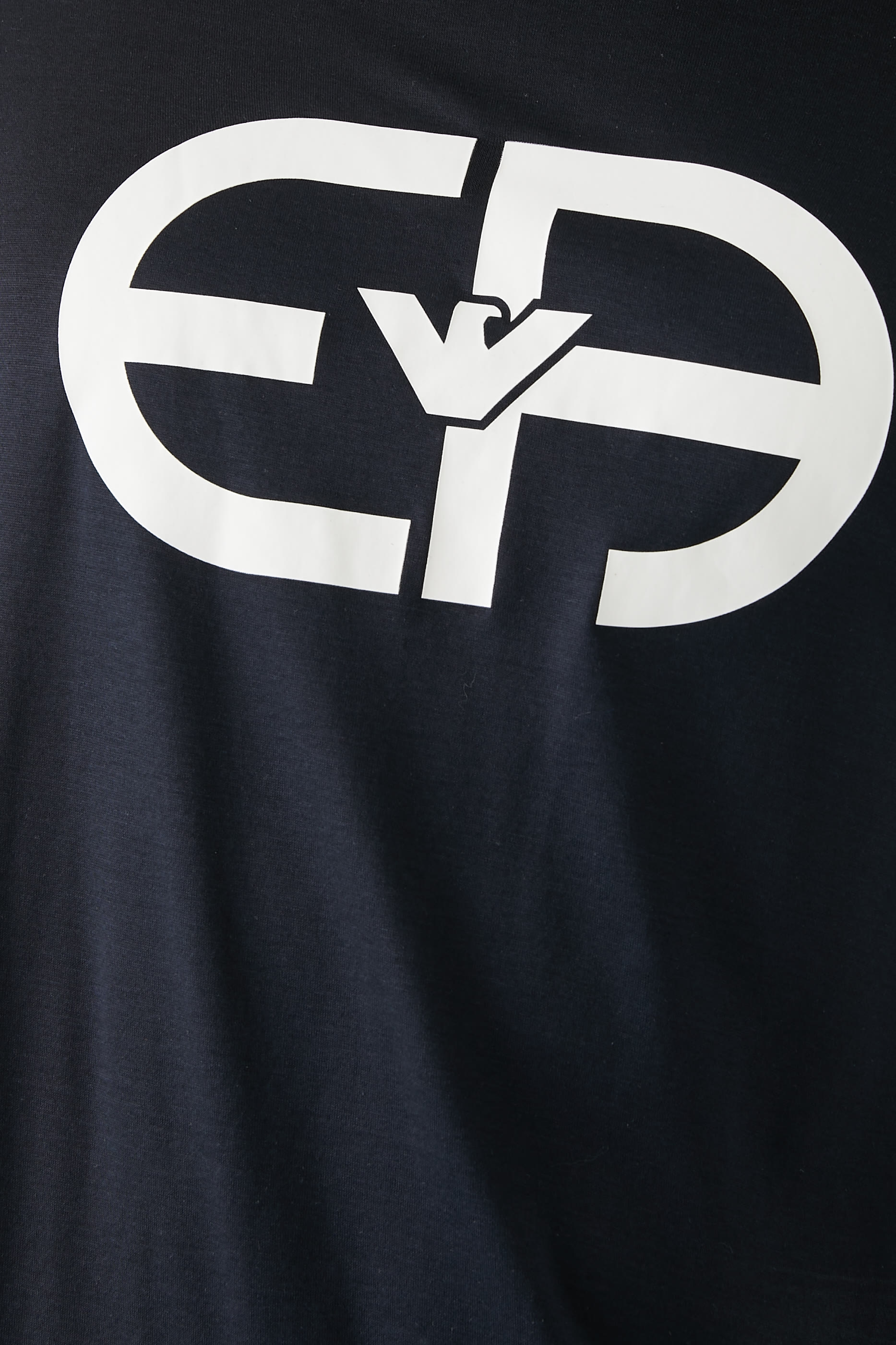 تيشيرت بطبعة شعار الماركة وياقة ضيقة