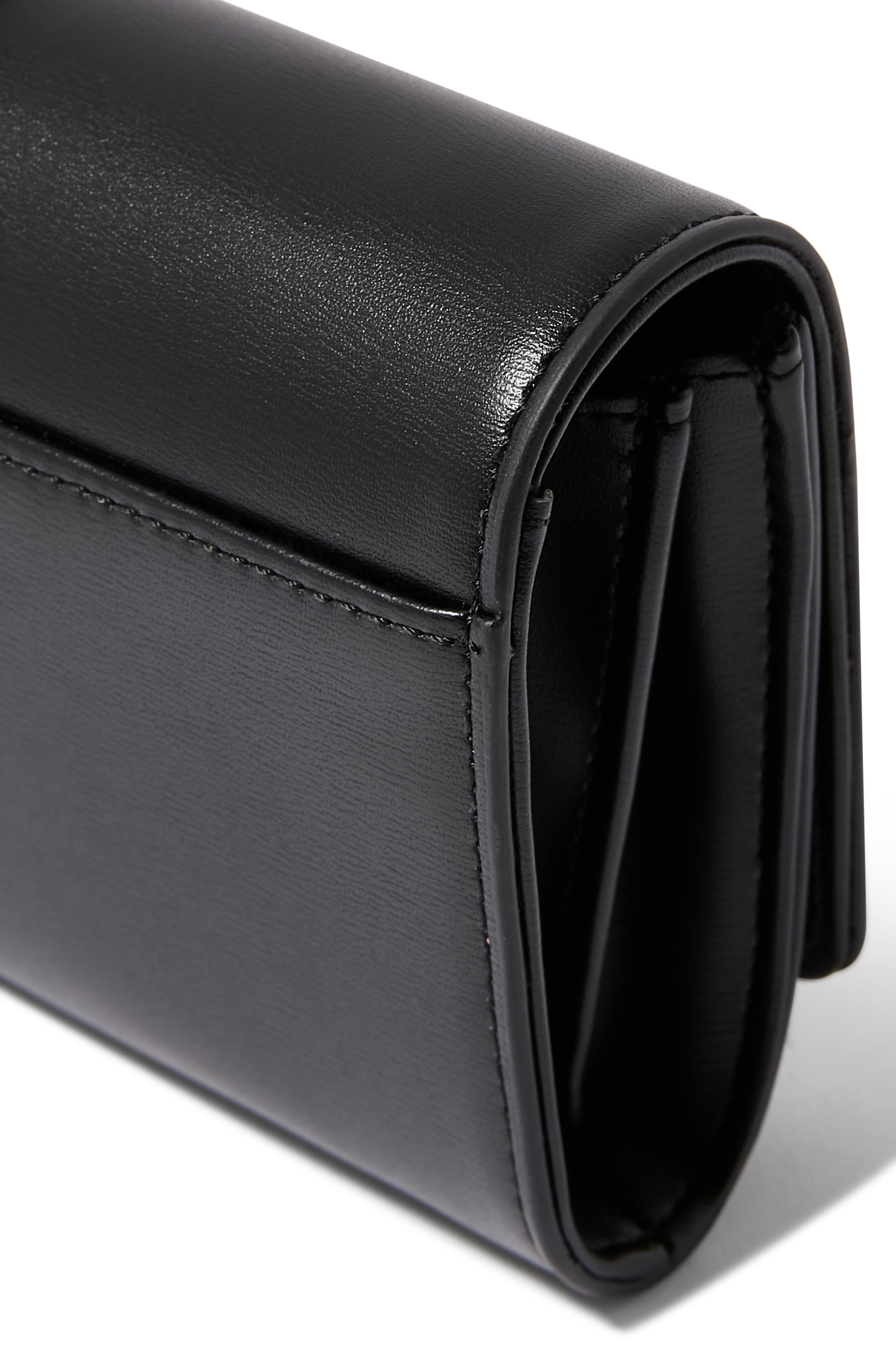 محفظة بشعار الماركة بسلسلة