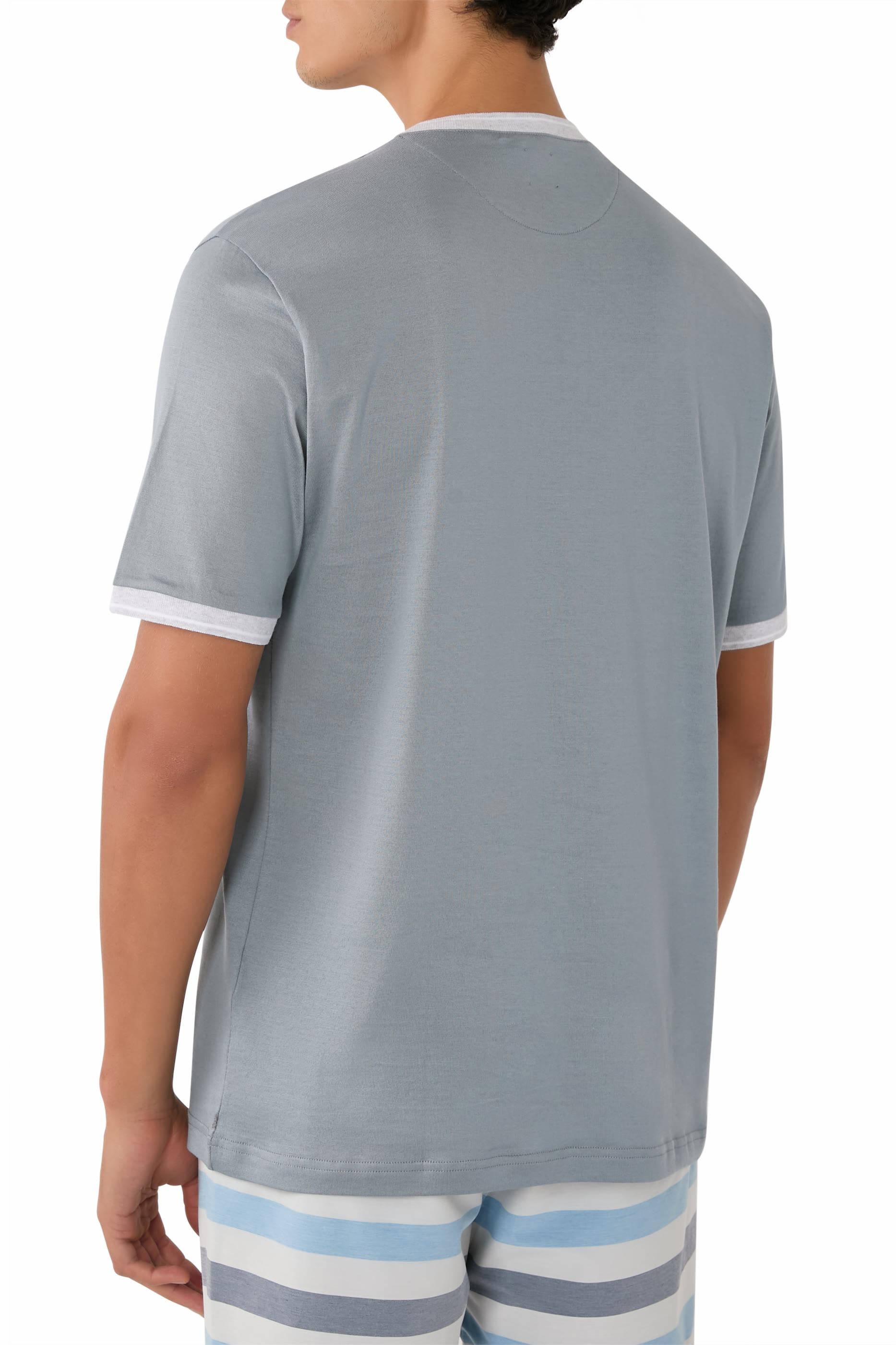 تيشيرت بياقة ضيقة