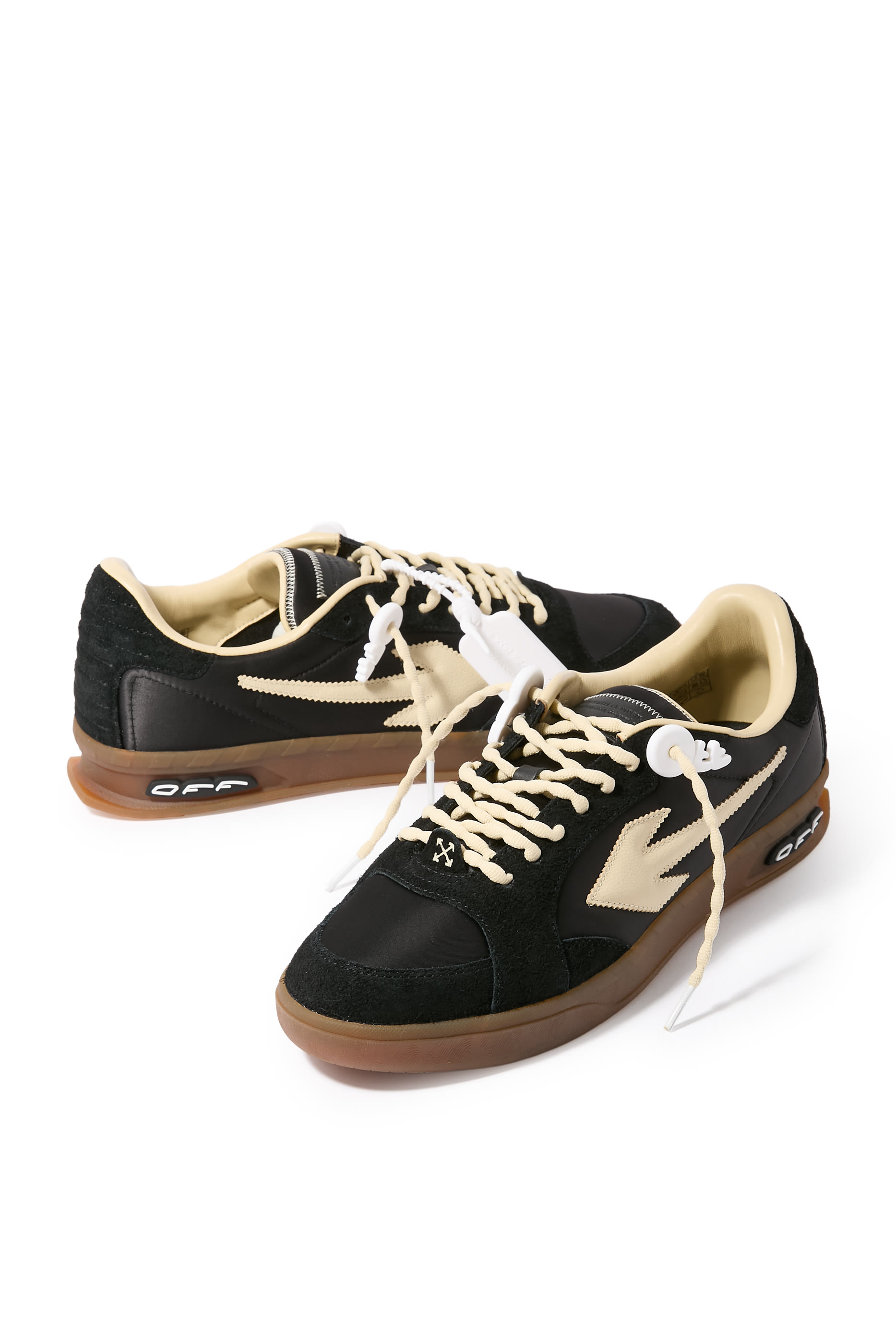 سنيكرز اند اوف بلاي