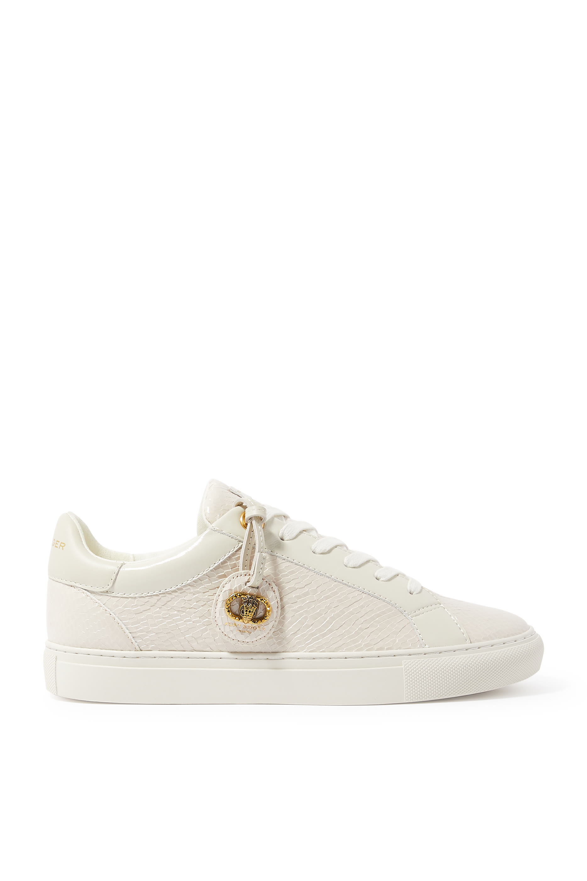 سنيكرز تشيلسيا بشارة بشعار الماركة