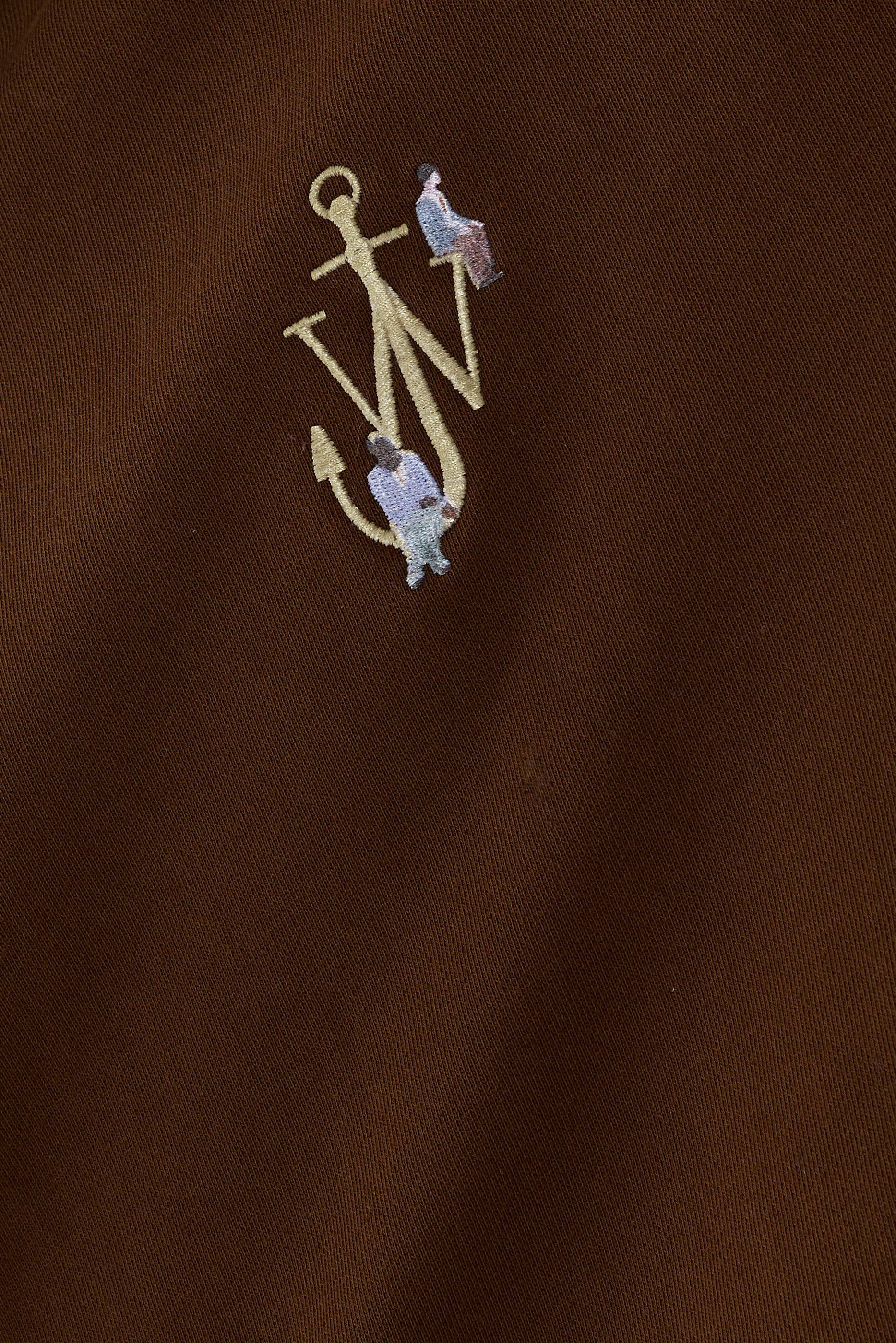 هودي مطرز بشعار الماركة