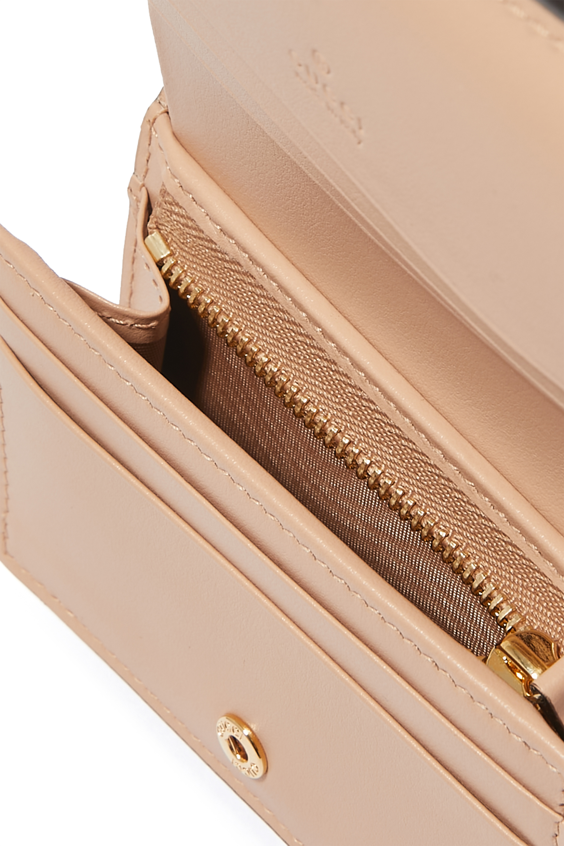 محفظة بتصميم حافظة بطاقات مبطنة بحرفي شعار الماركة