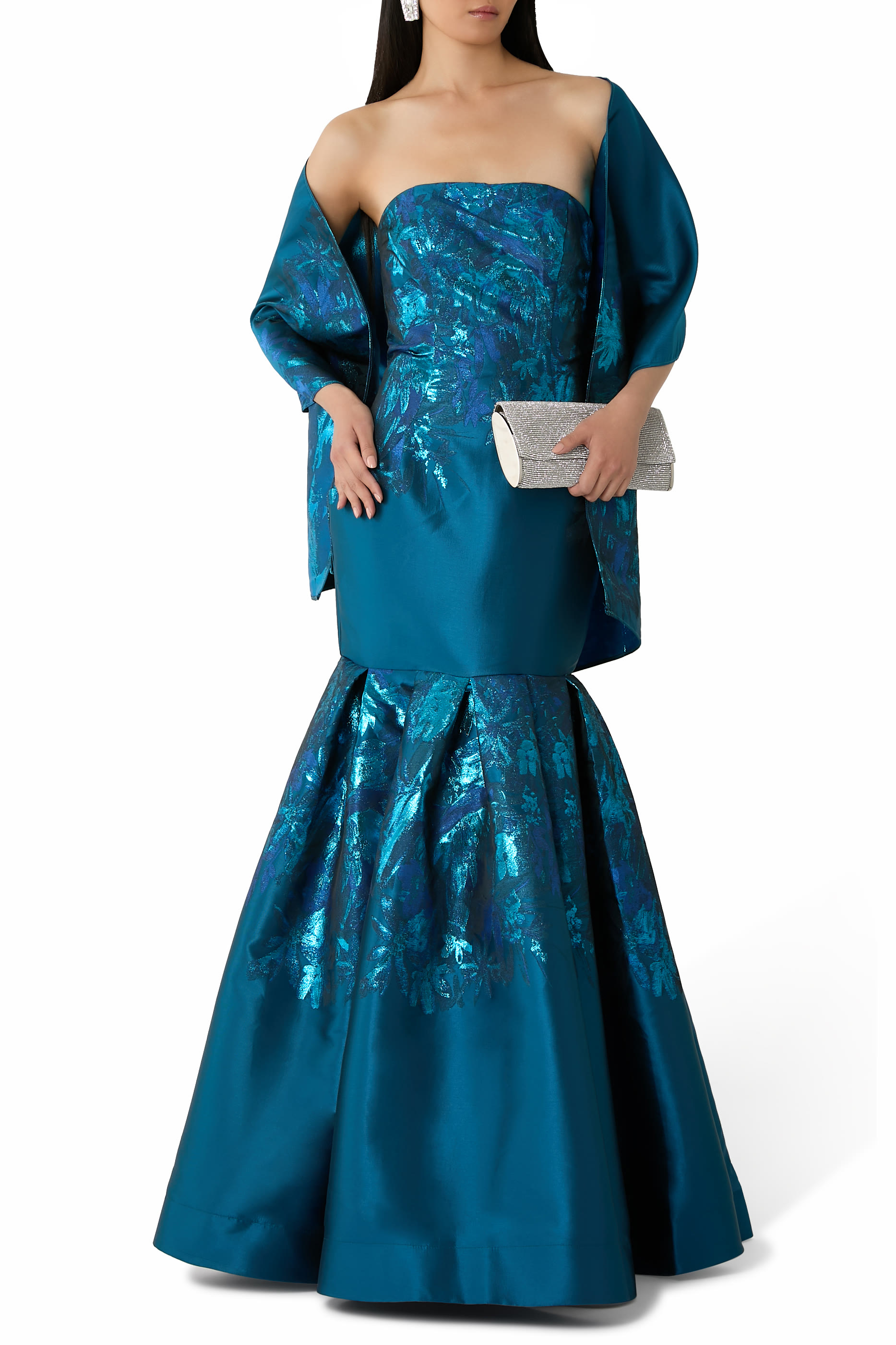 فستان سهرة ميرمايد بلا حمالات وبتنورة دراماتيك