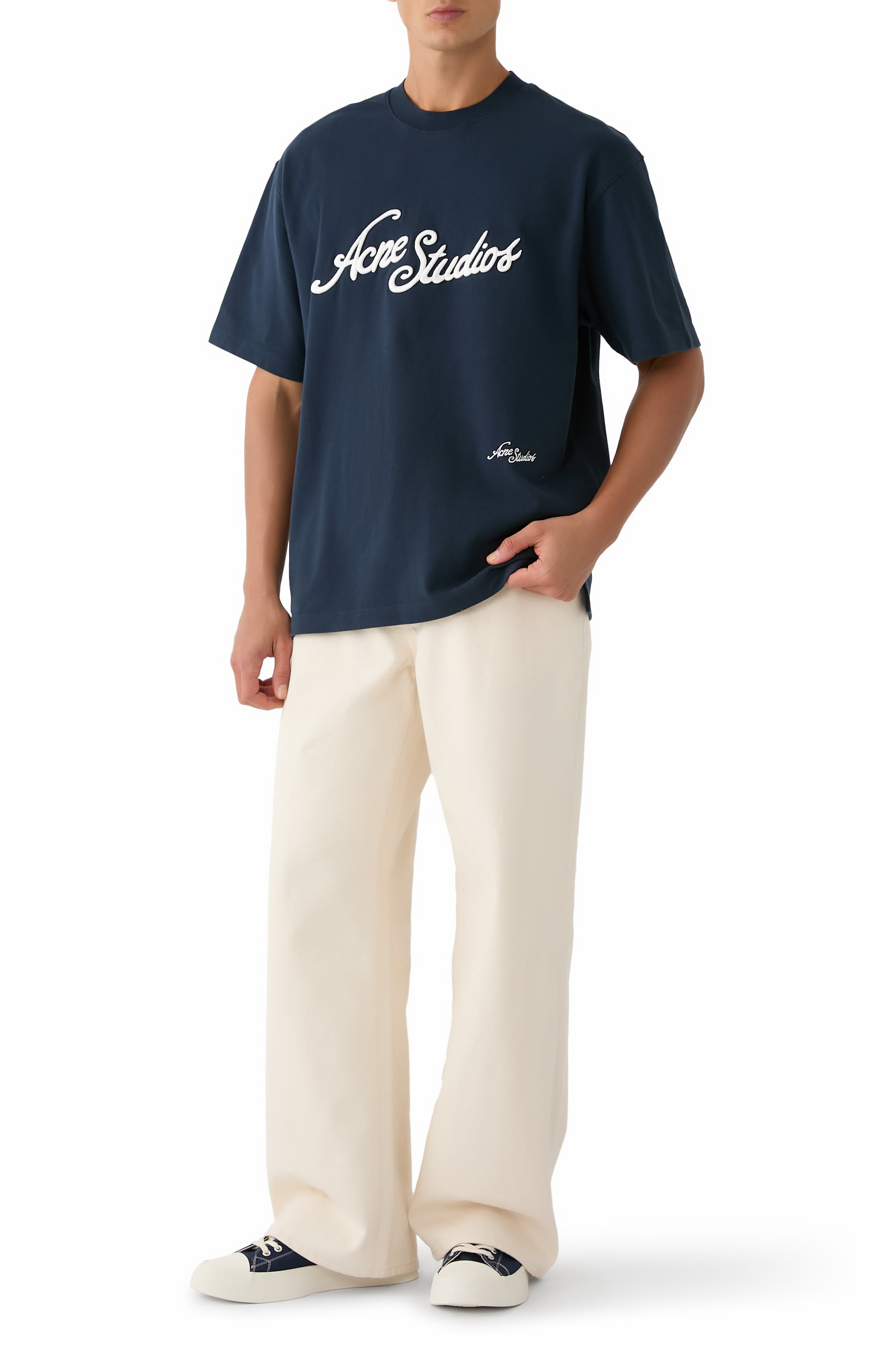 تيشيرت بقصة مريحة بشعار الماركة