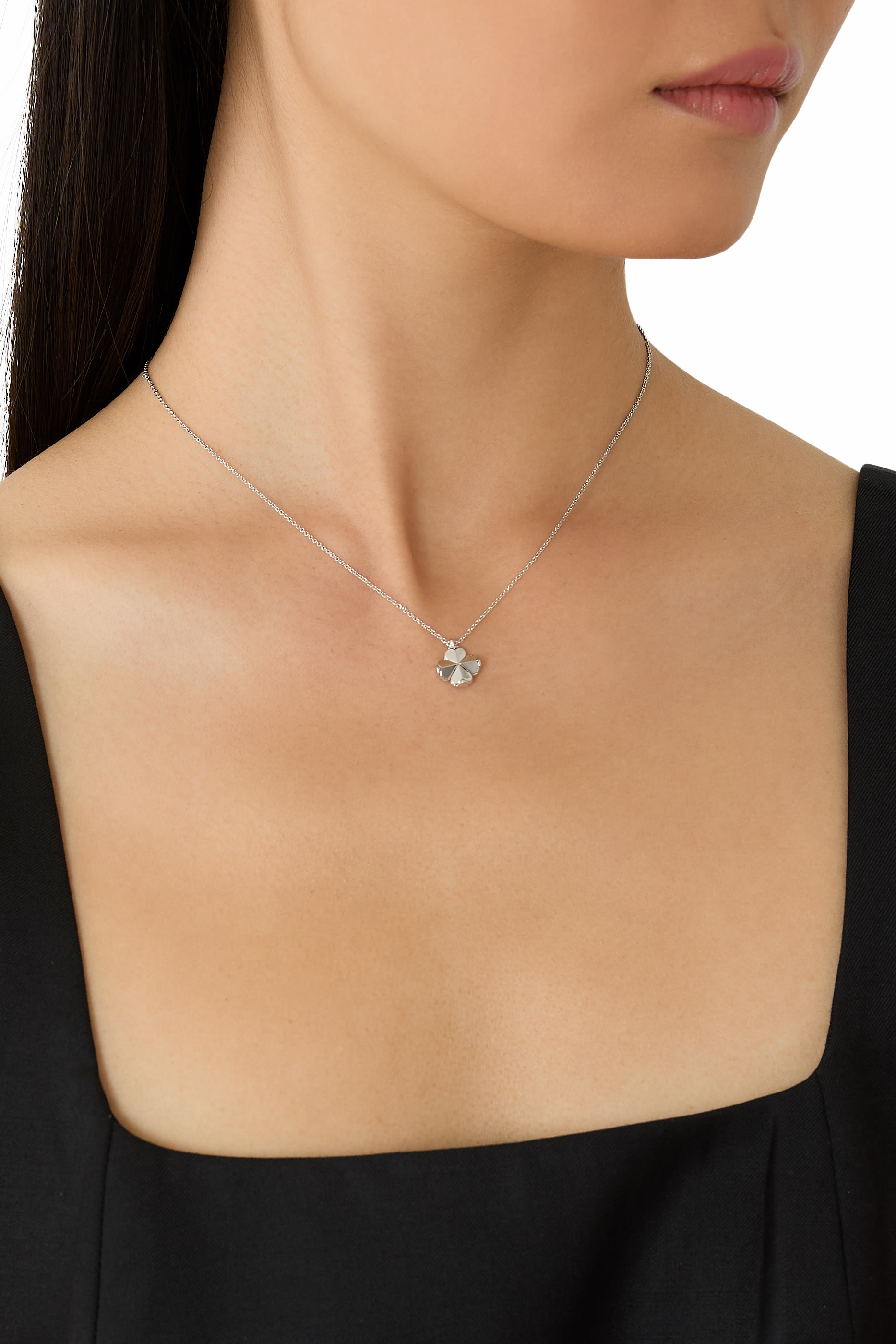 قلادة بدلاية صغيرة بتصميم زهرة بالشكل البستوني