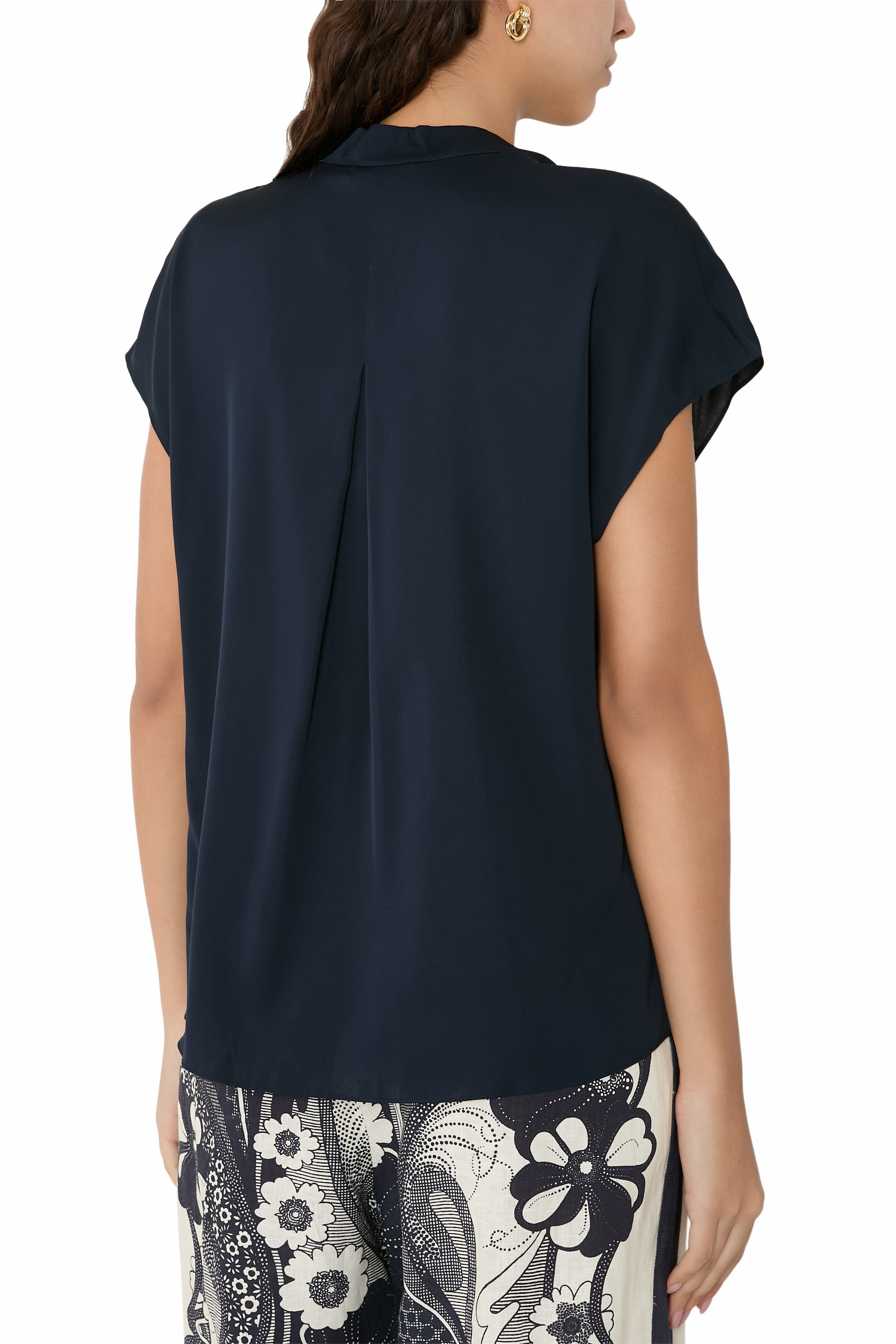 بلوزة بأكمام كاب وأزرار بلون مغاير حرير مطاطي