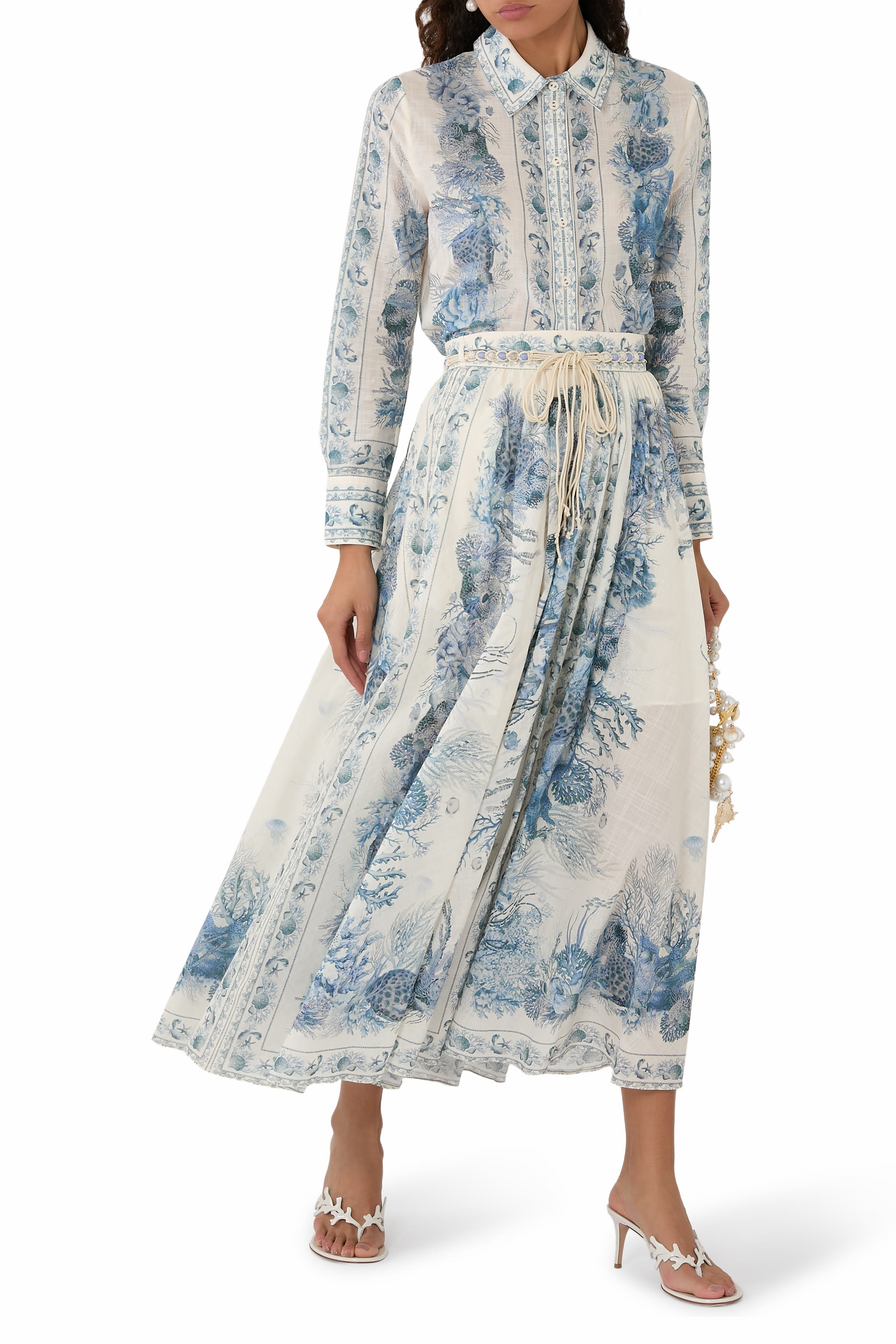 تنورة وندرلاست بقصة طويلة واسعة نحو الأسفل