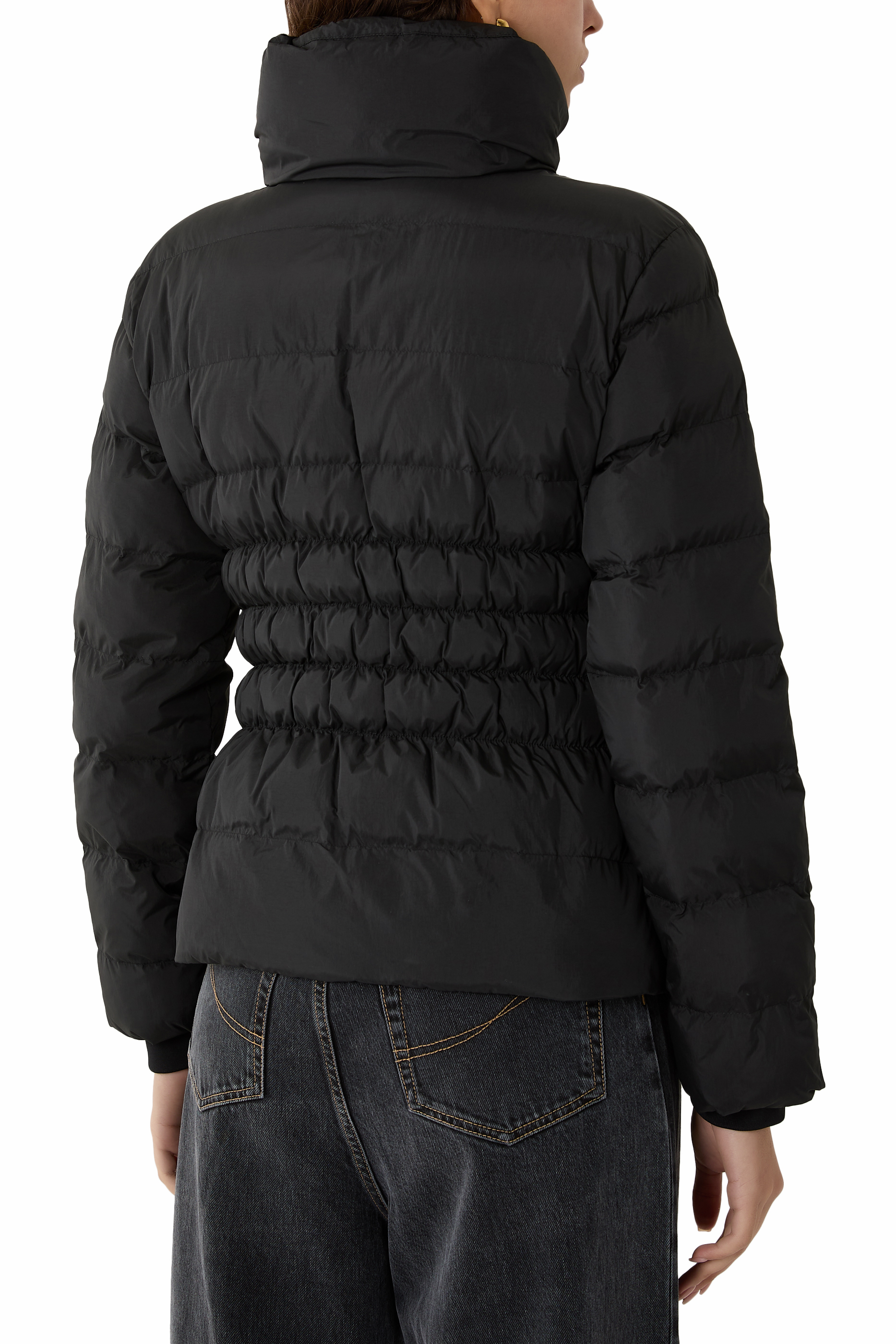 جاكيت مزين بشعار الماركة