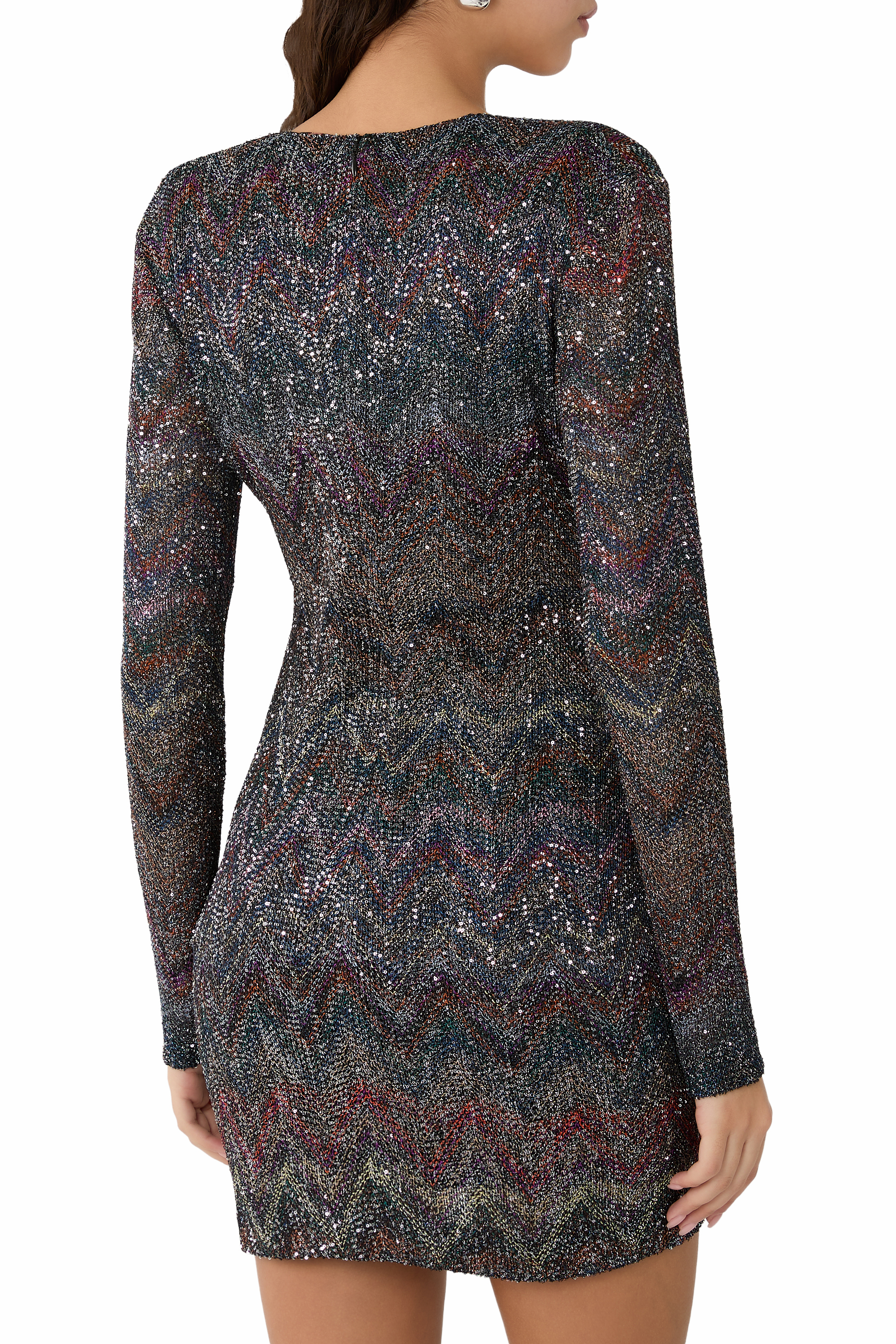 فستان قصير بياقة V ونقشة خطوط متعرجة