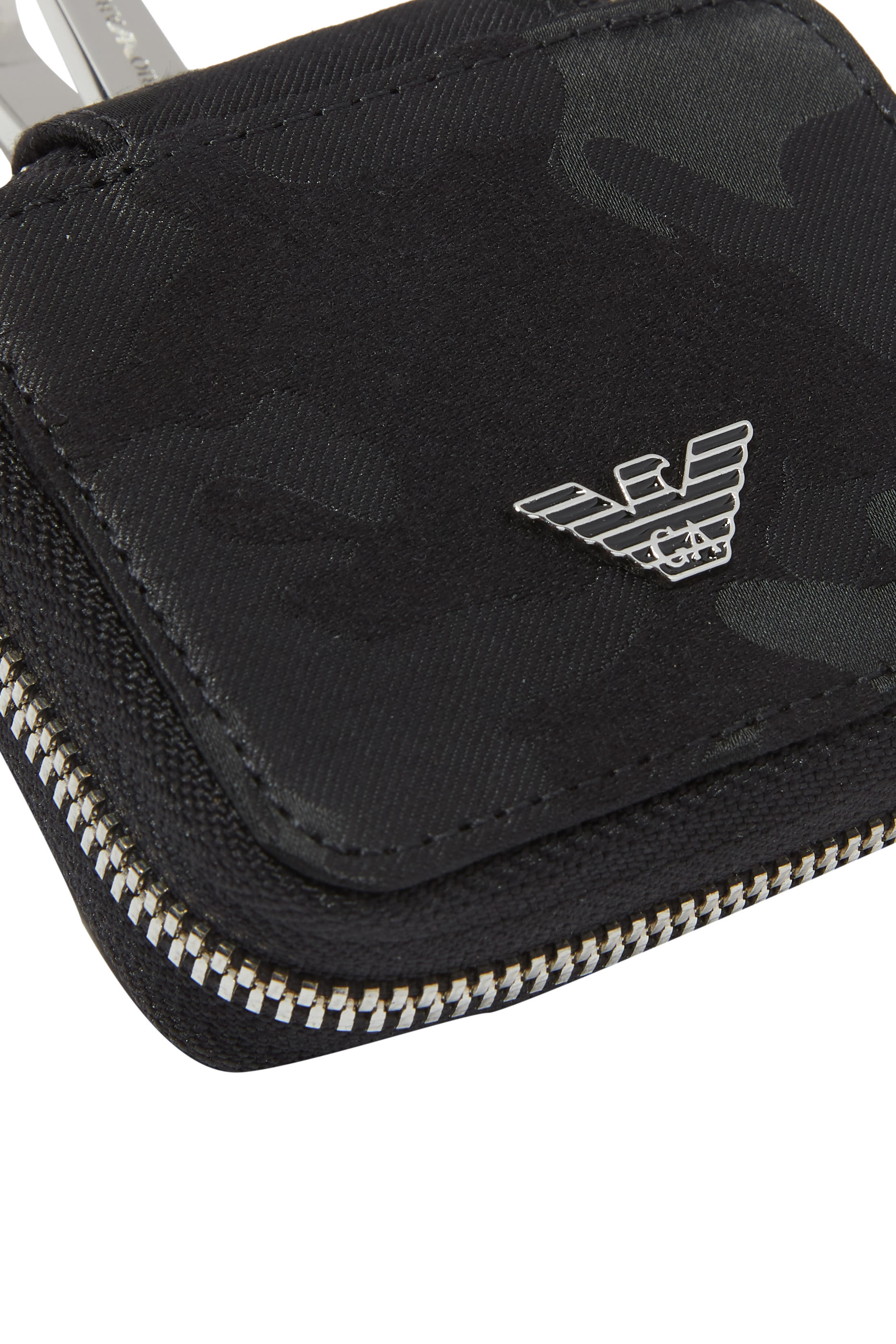 حافظة سماعات إيربودز بنقشة مموهة وشعار الماركة