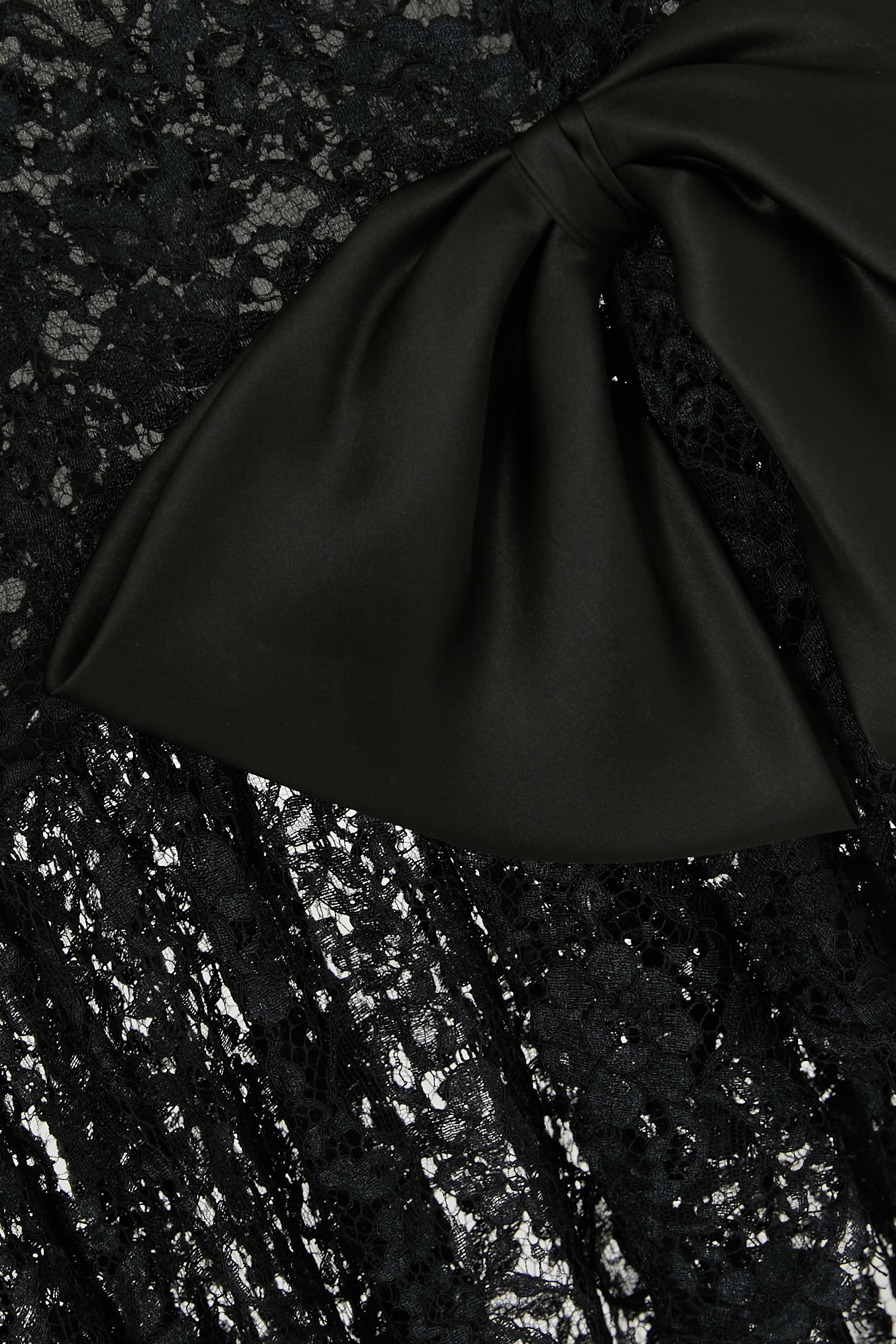 فستان بصدرية بنمط مشد وربطات فيونكة دانتيل