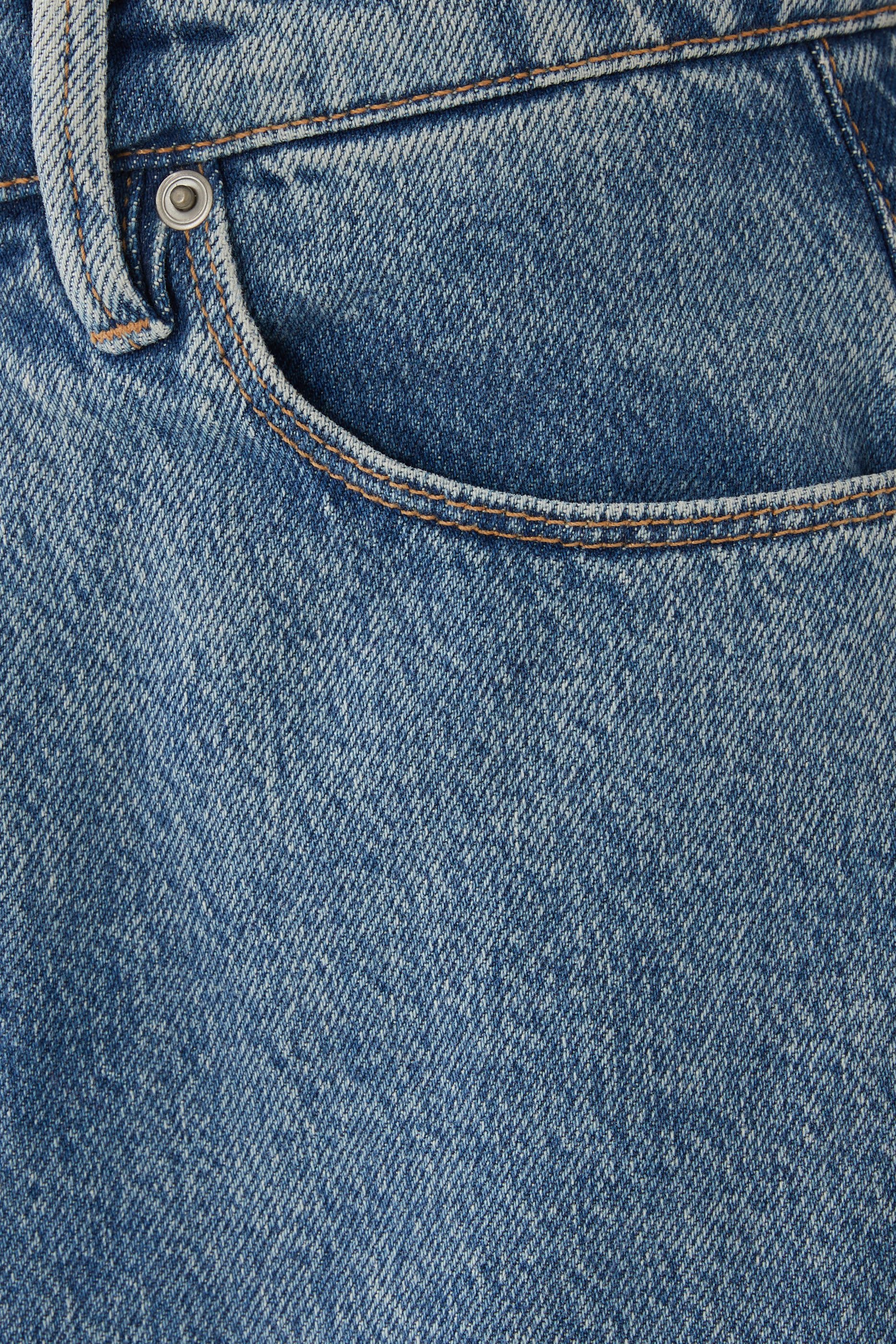 بنطال جينز بقصة ساق واسعة بتصميم مقسم بأجزاء