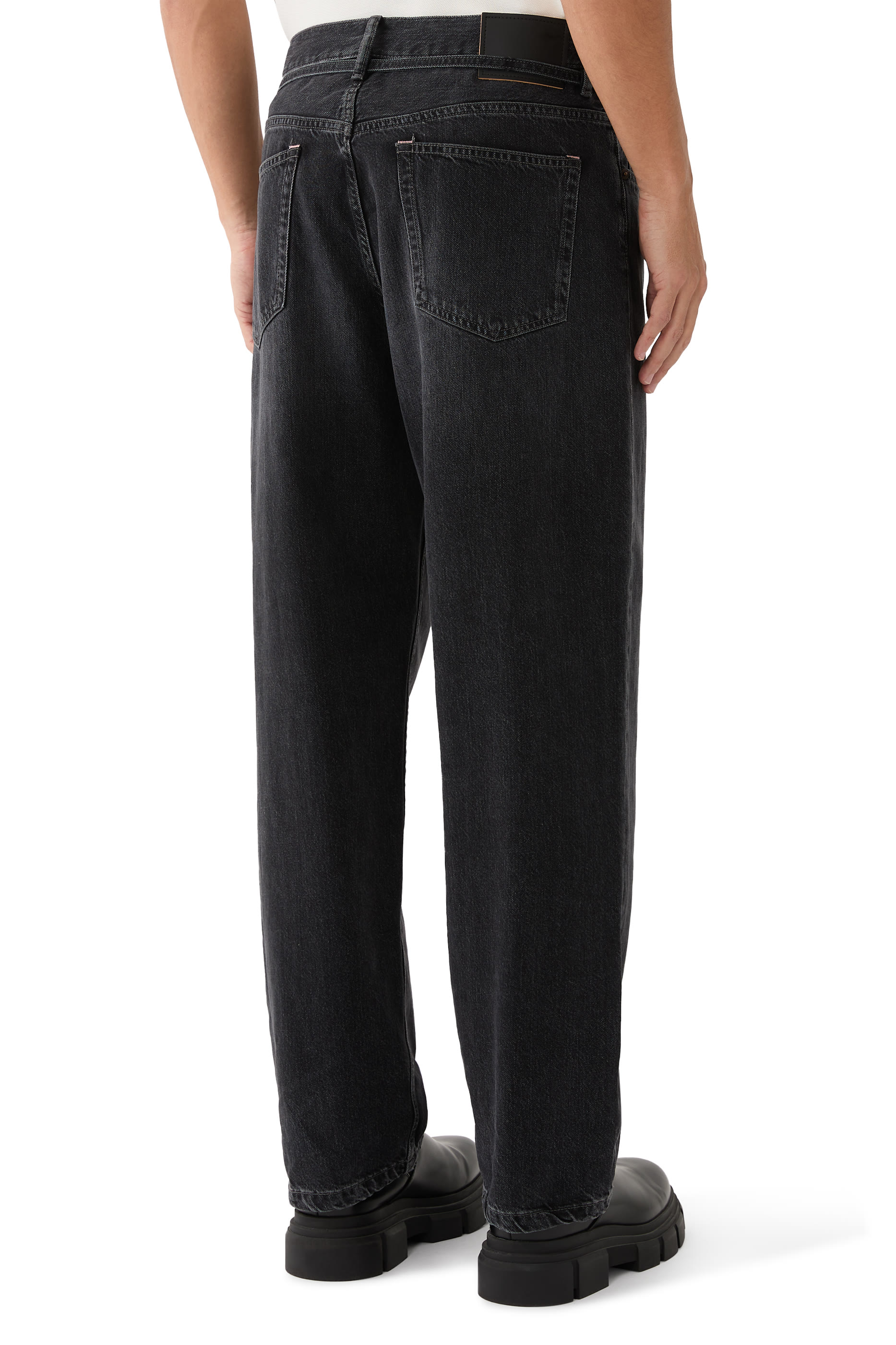 بنطال جينز بقصة فضفاضة