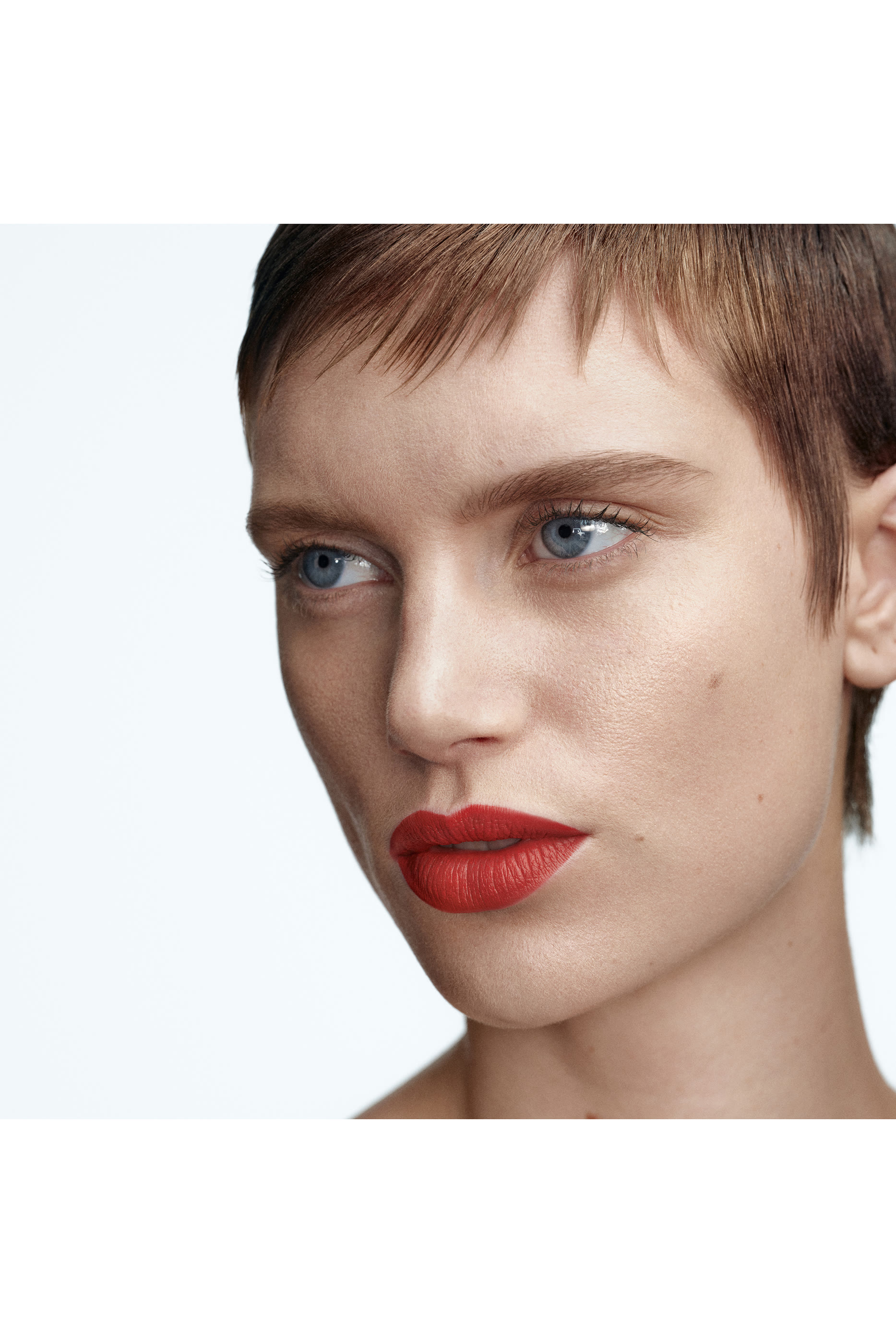 أحمر شفاه غير لامع