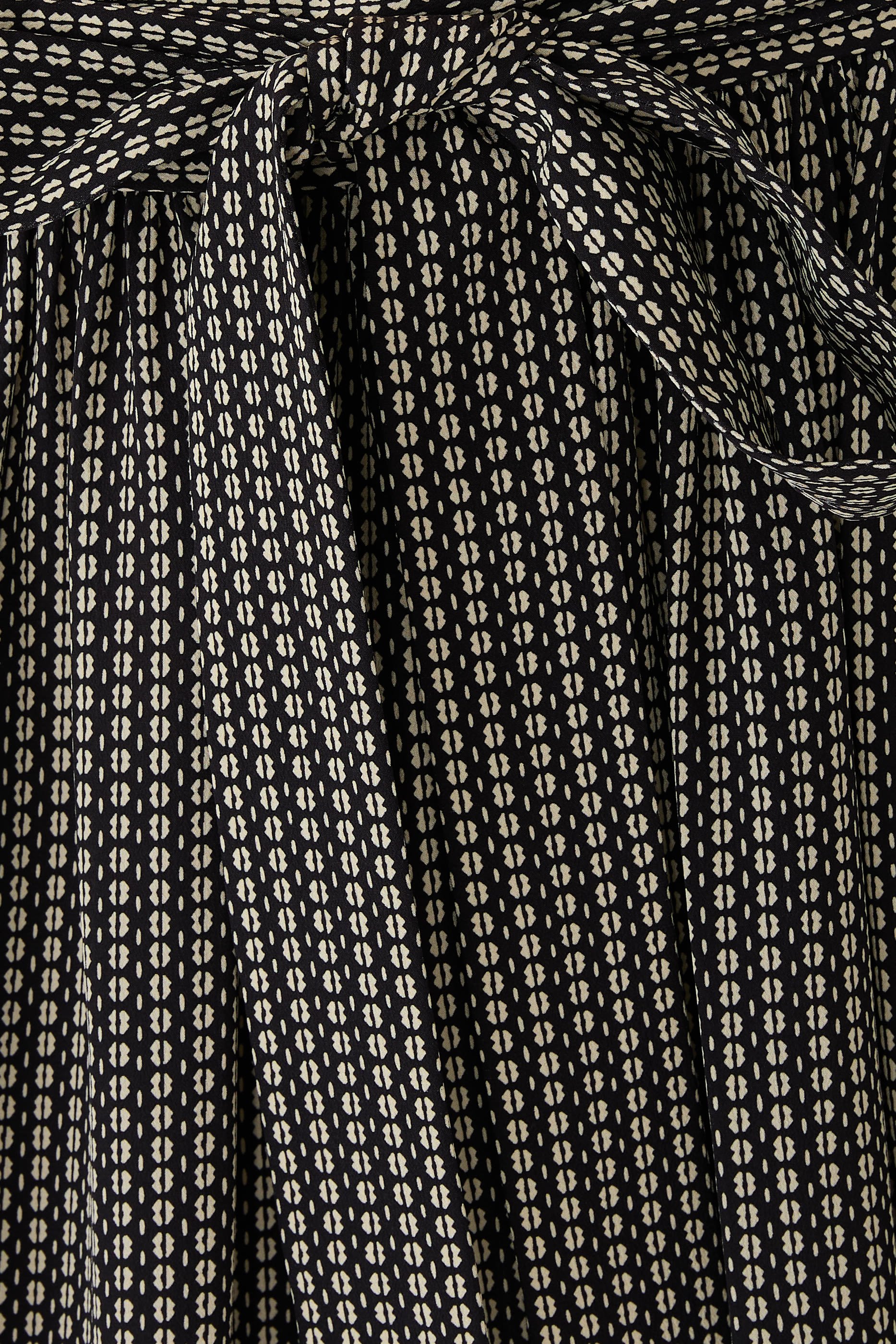 تنورة متوسطة الطول بكشكش