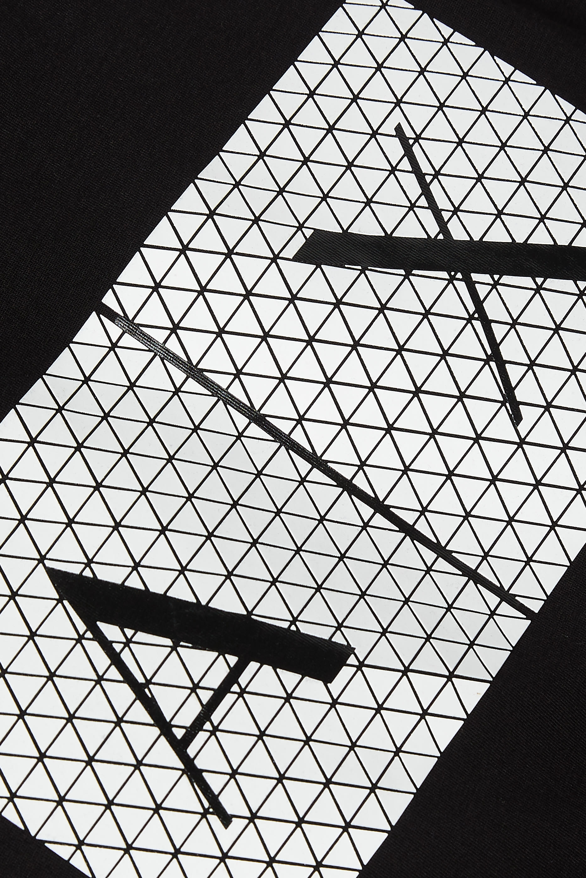 تيشيرت بطبعة شعار الماركة بنقشة مثلثات