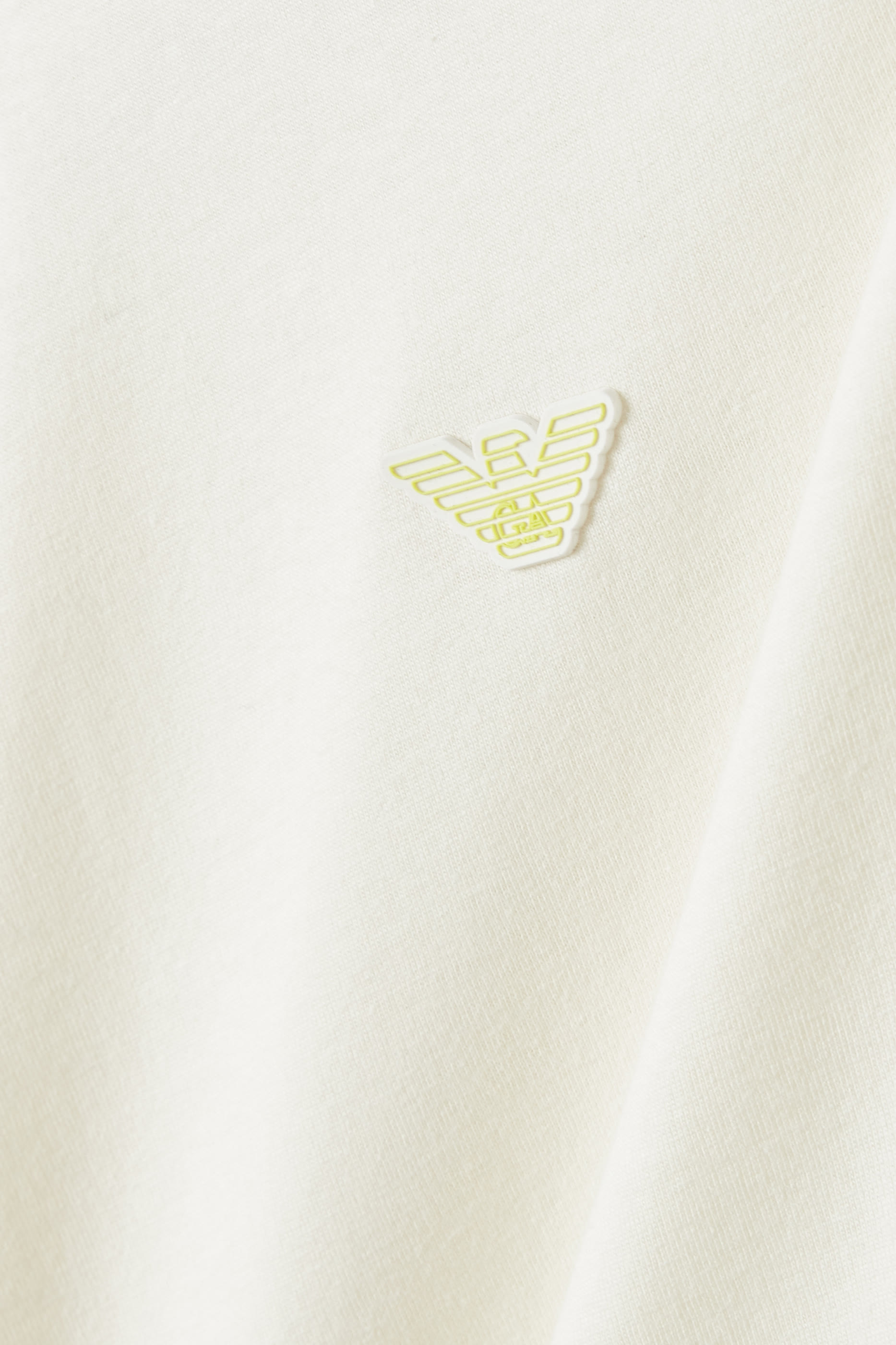 تيشيرت بحواف مخططة بشعار الماركة للأطفال