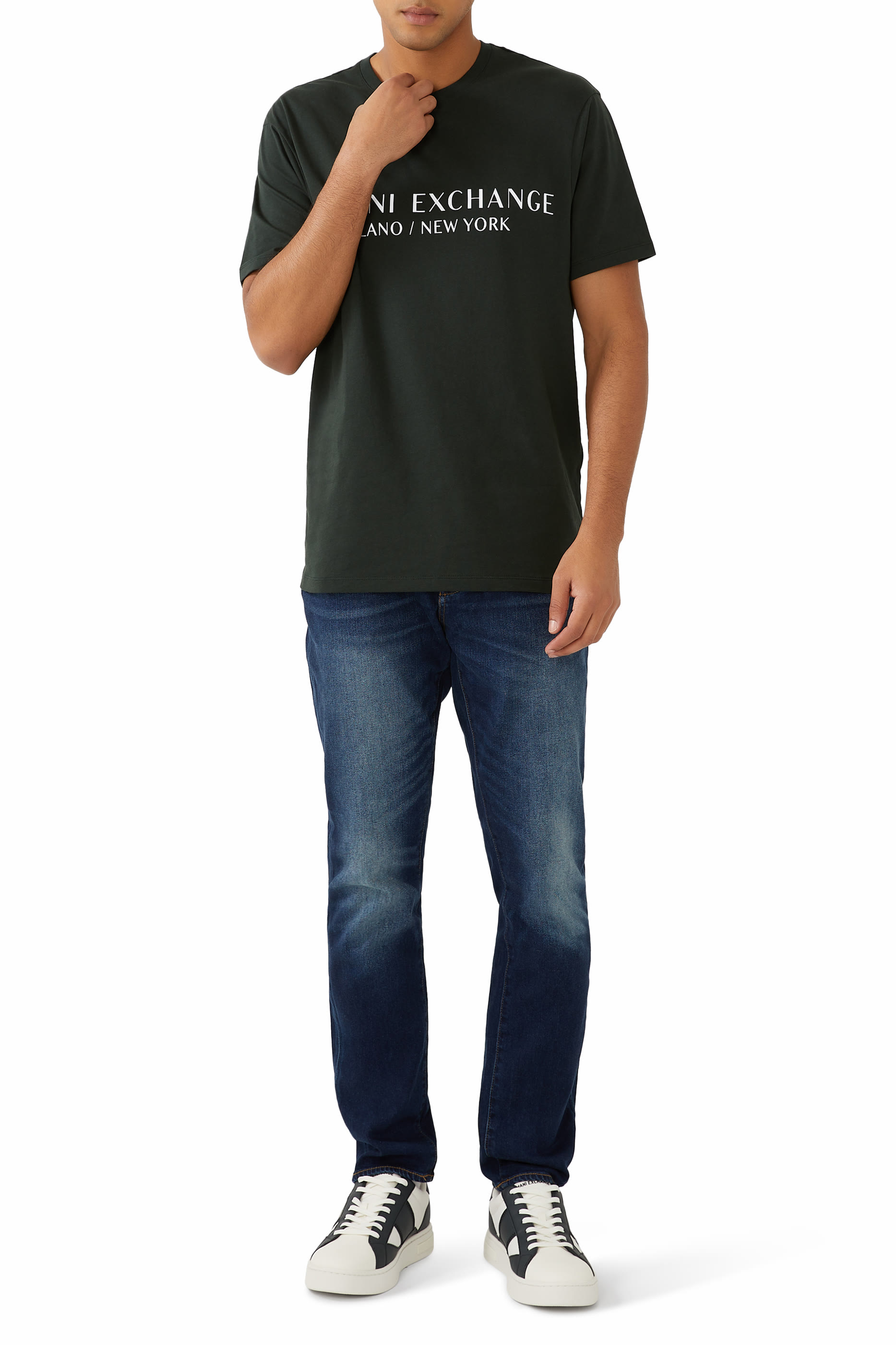 تيشيرت بشعار الماركة بقصة عادية