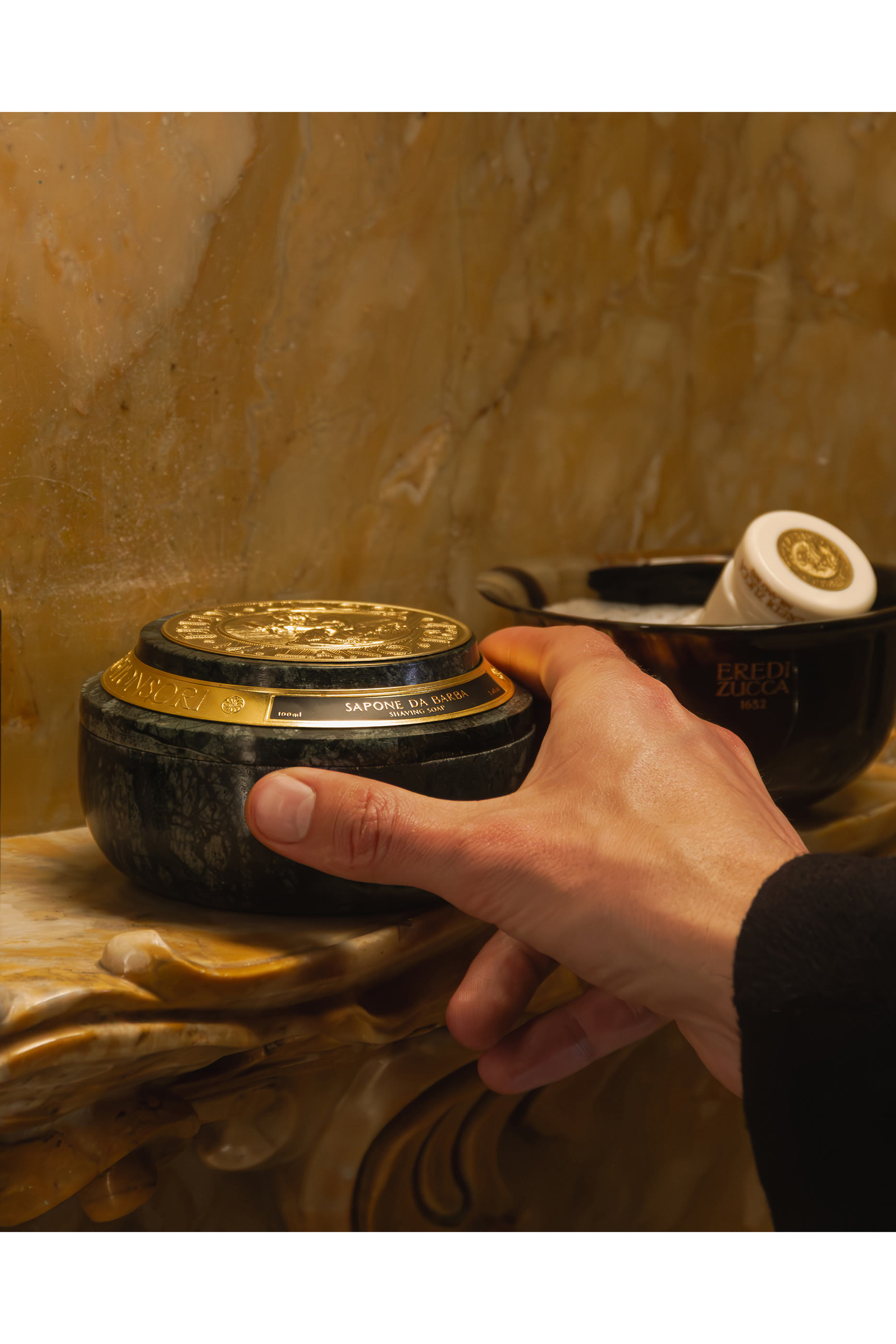 صابون حلاقة في عبوة